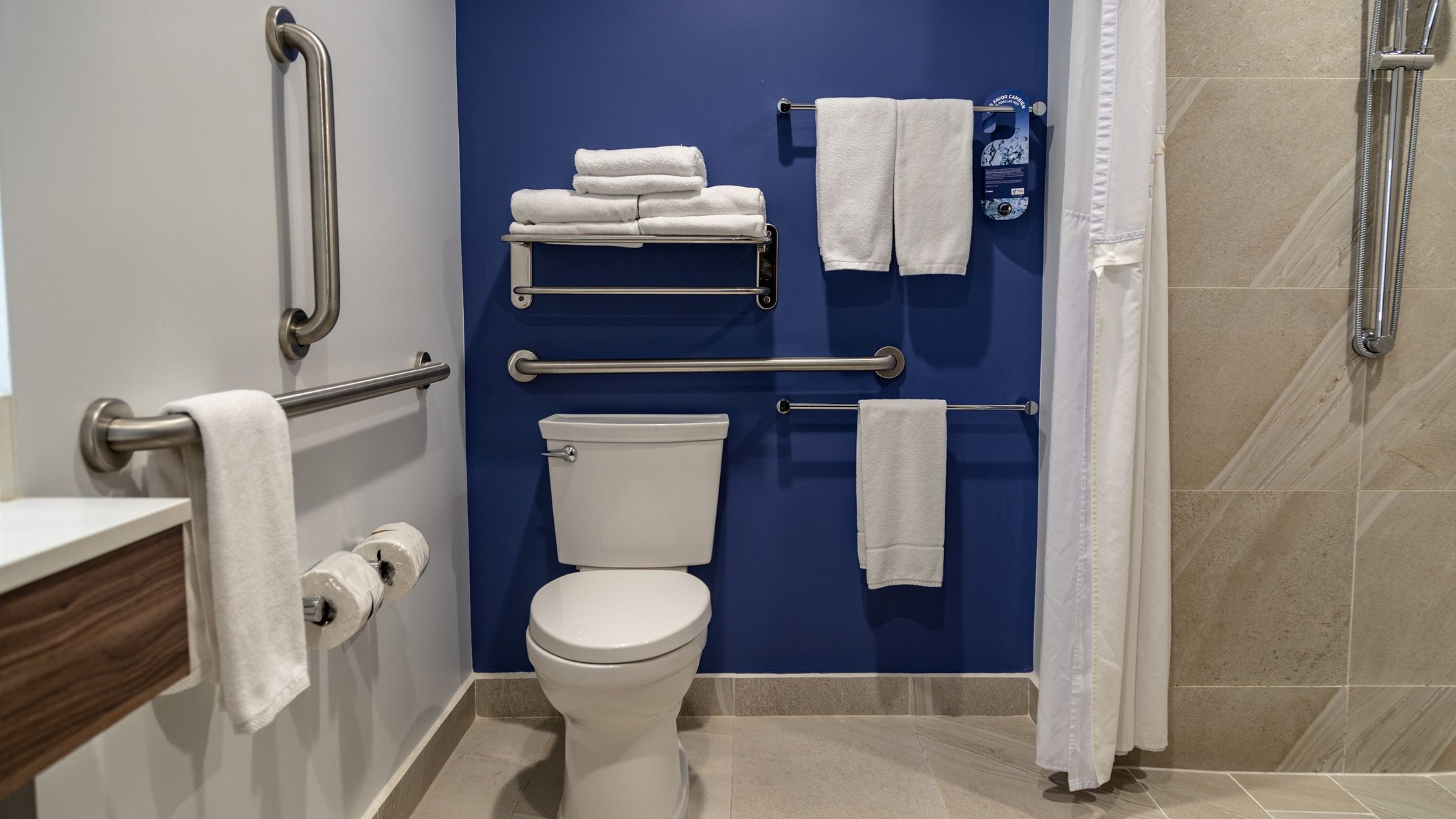 Holiday Inn Express and Suites Ensenada Centro Room Type - 1 King Standard Accessible