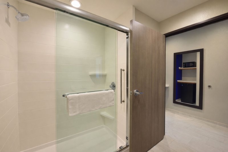 Holiday Inn Express and Suites Spring – Woodlands Area