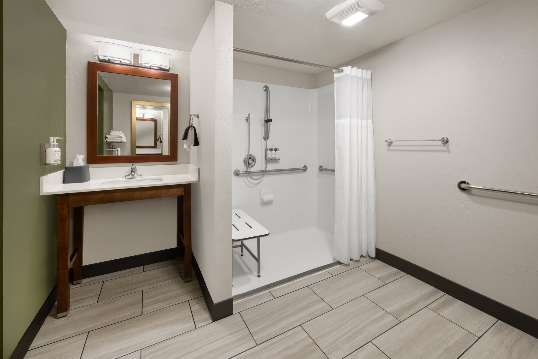 Garner Hotel BUTTE SOUTHEAST by IHG Room Type - 1 King Suite Mobility Accessible Roll In Shower