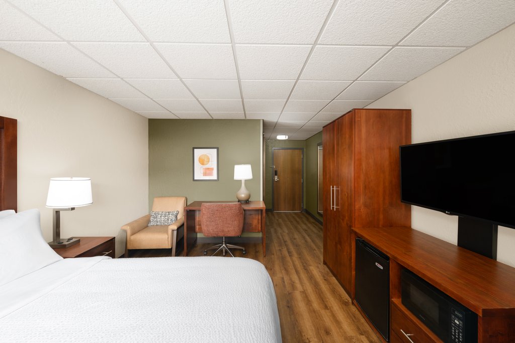 Garner Hotel BUTTE SOUTHEAST by IHG Room Type - 1 Queen Standard Mobility Accessible Transfer Shower