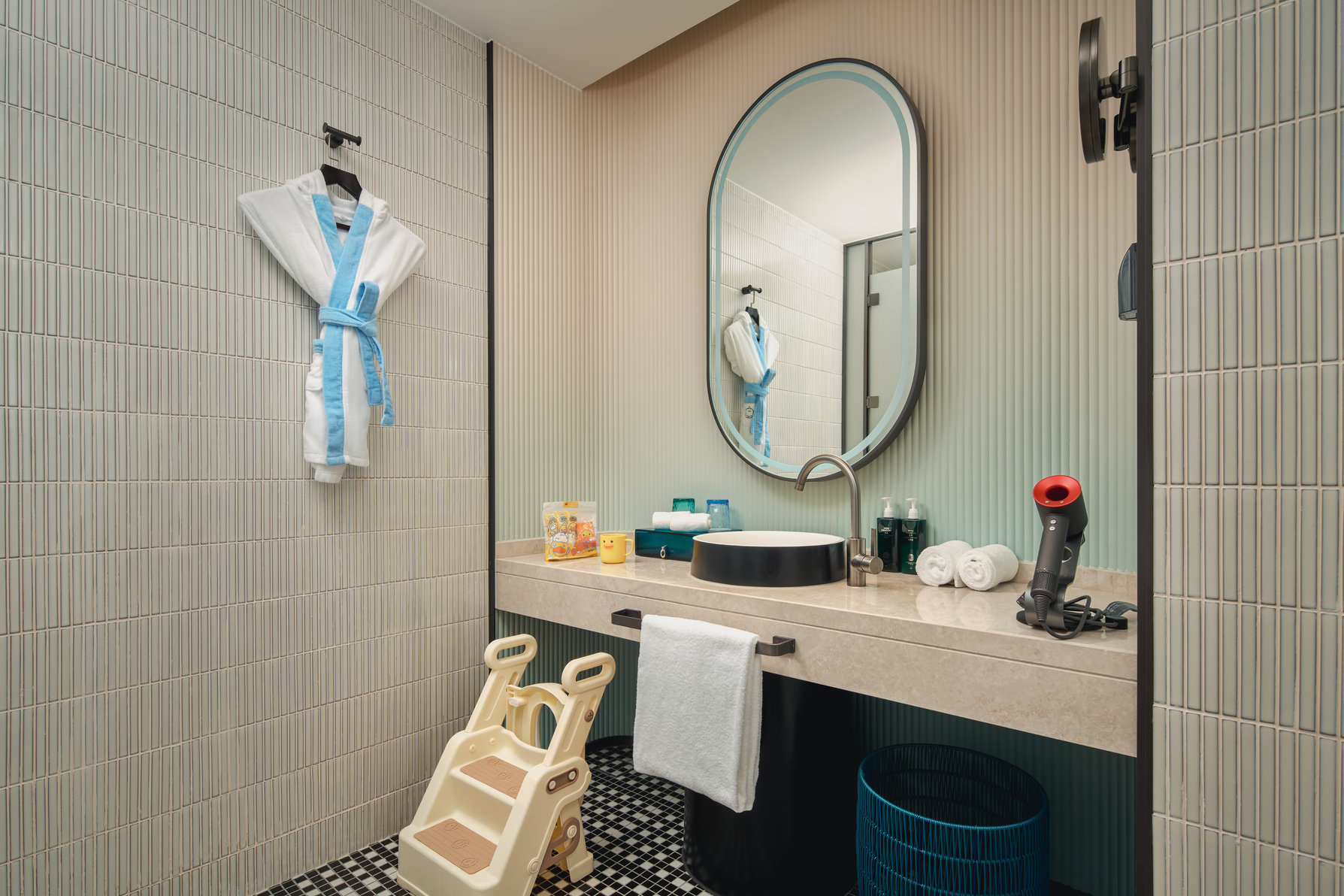 Hotel Indigo SHANGHAI HARBOUR CITY by IHG Room Type - 1 King 1 Bunk Family Premium Balcony
