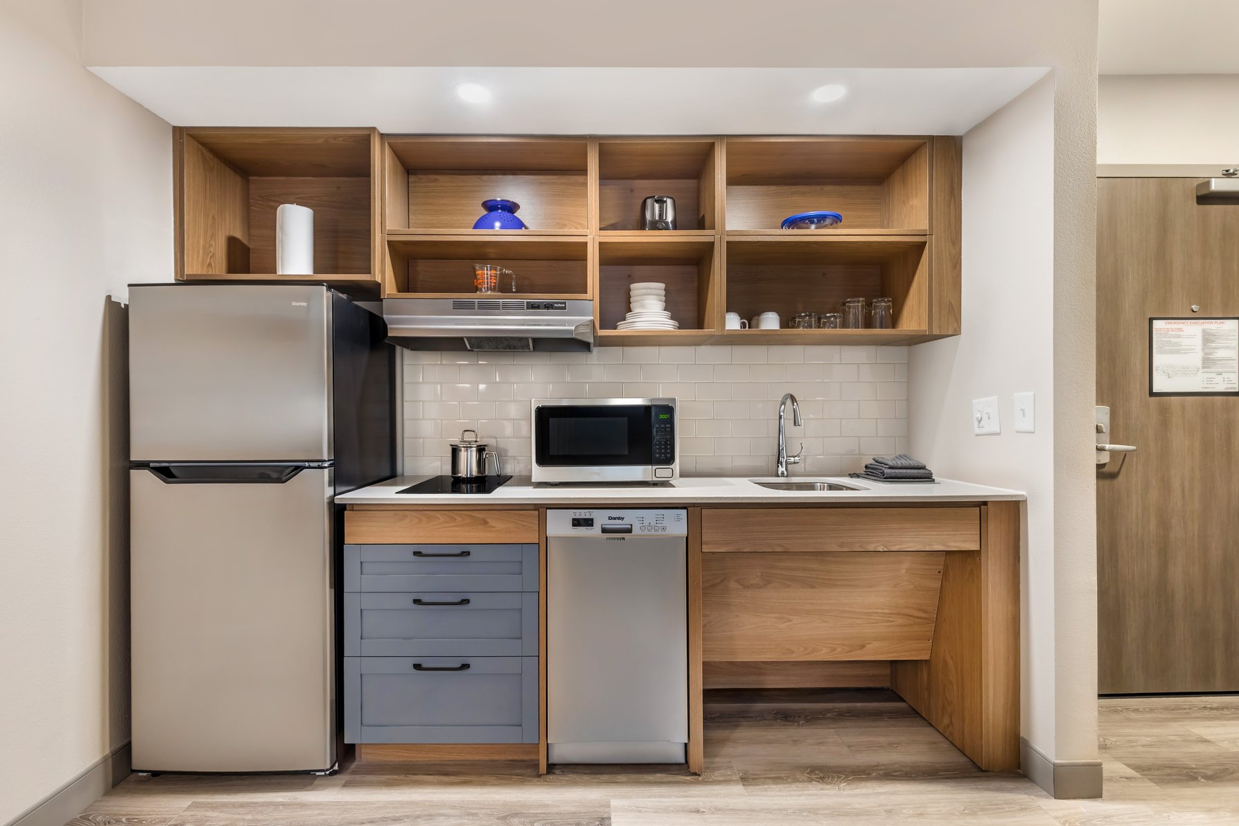 Candlewood Suites Baltimore BWI Airport NE by IHG Room Type - 2 Queen Studio Suite Communication Mobil Accessible Tub
