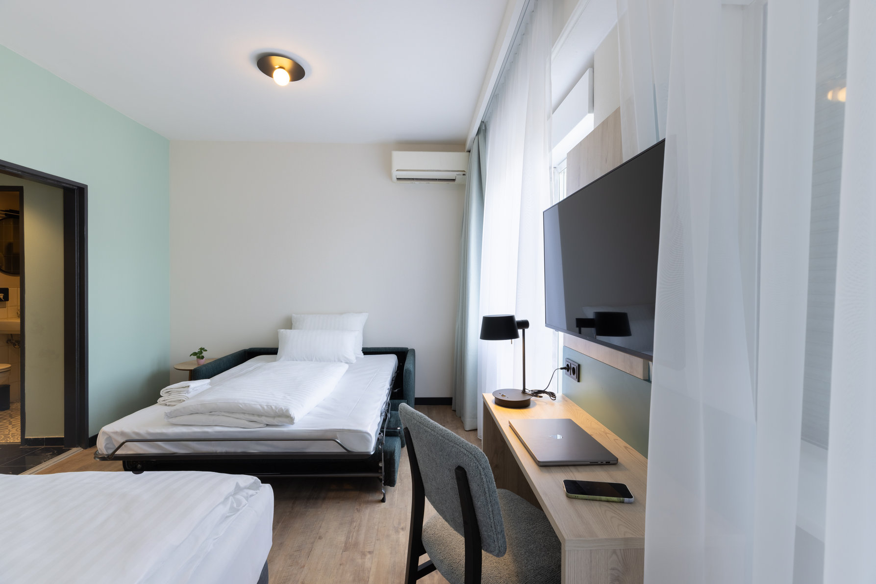 Garner Hotel Frankfurt - Main Station Room Type - Standard Room with One Queen Bed and One Single Bed