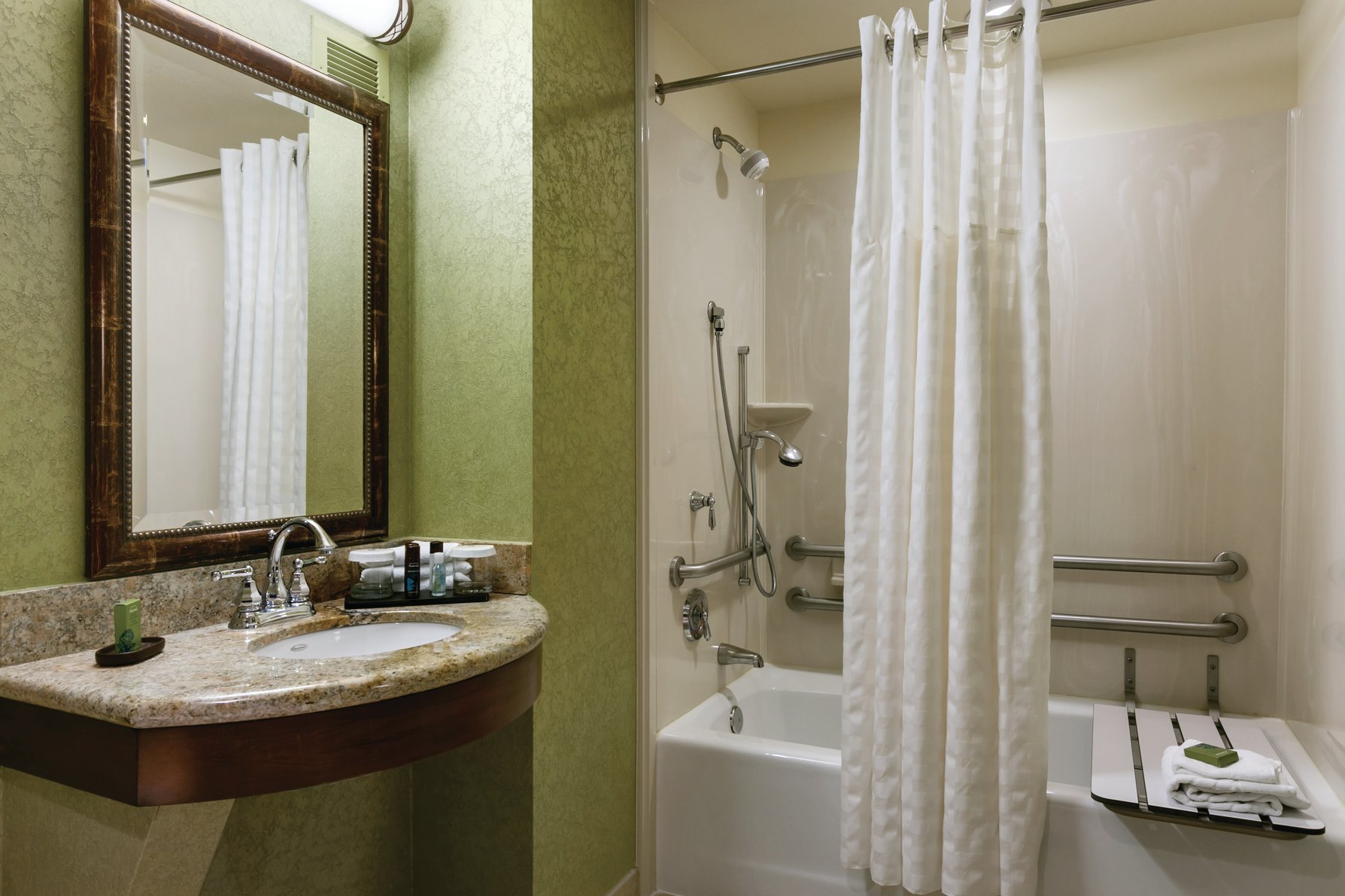 Embassy Suites Omaha-La Vista/Hotel & Conference Center Room Type - 2QN STE ACC W  TUB NO SMOK