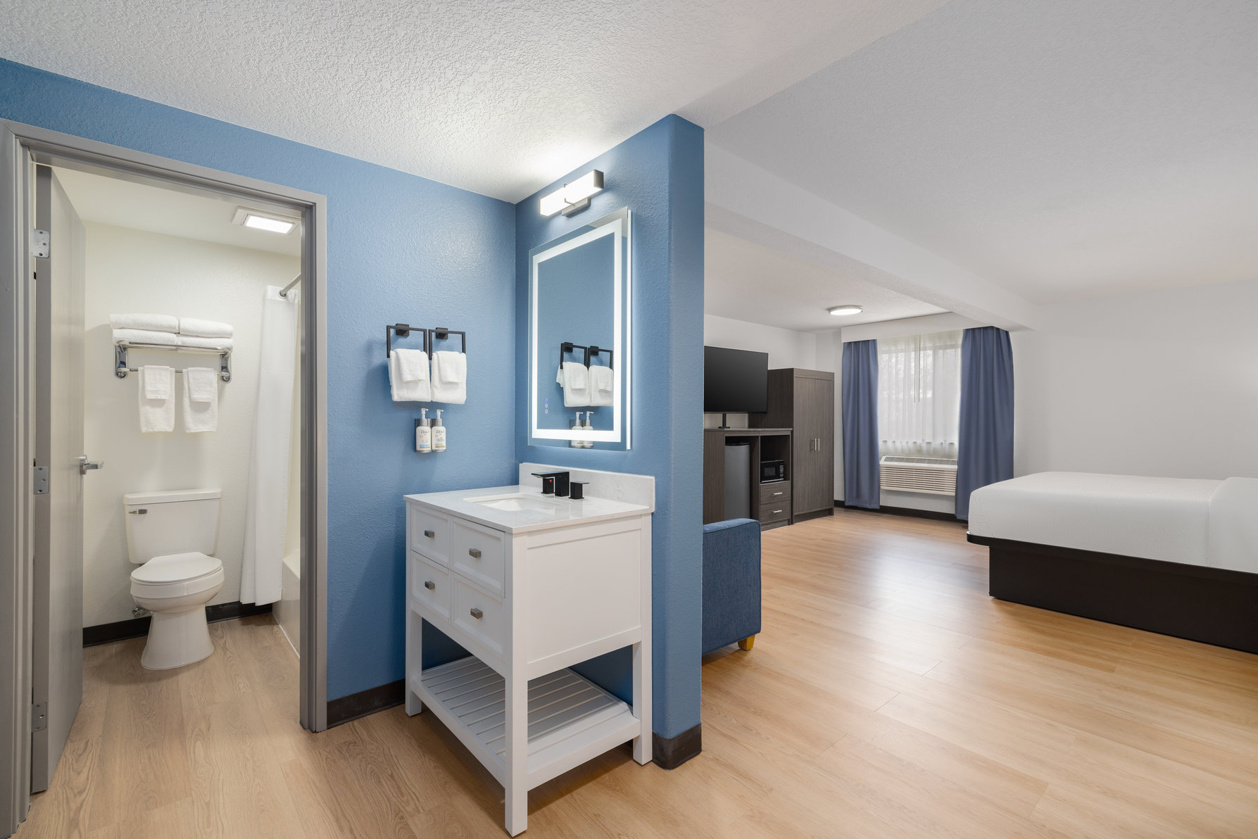 BIG SKY INN by IHG Room Type - 1 King Suite