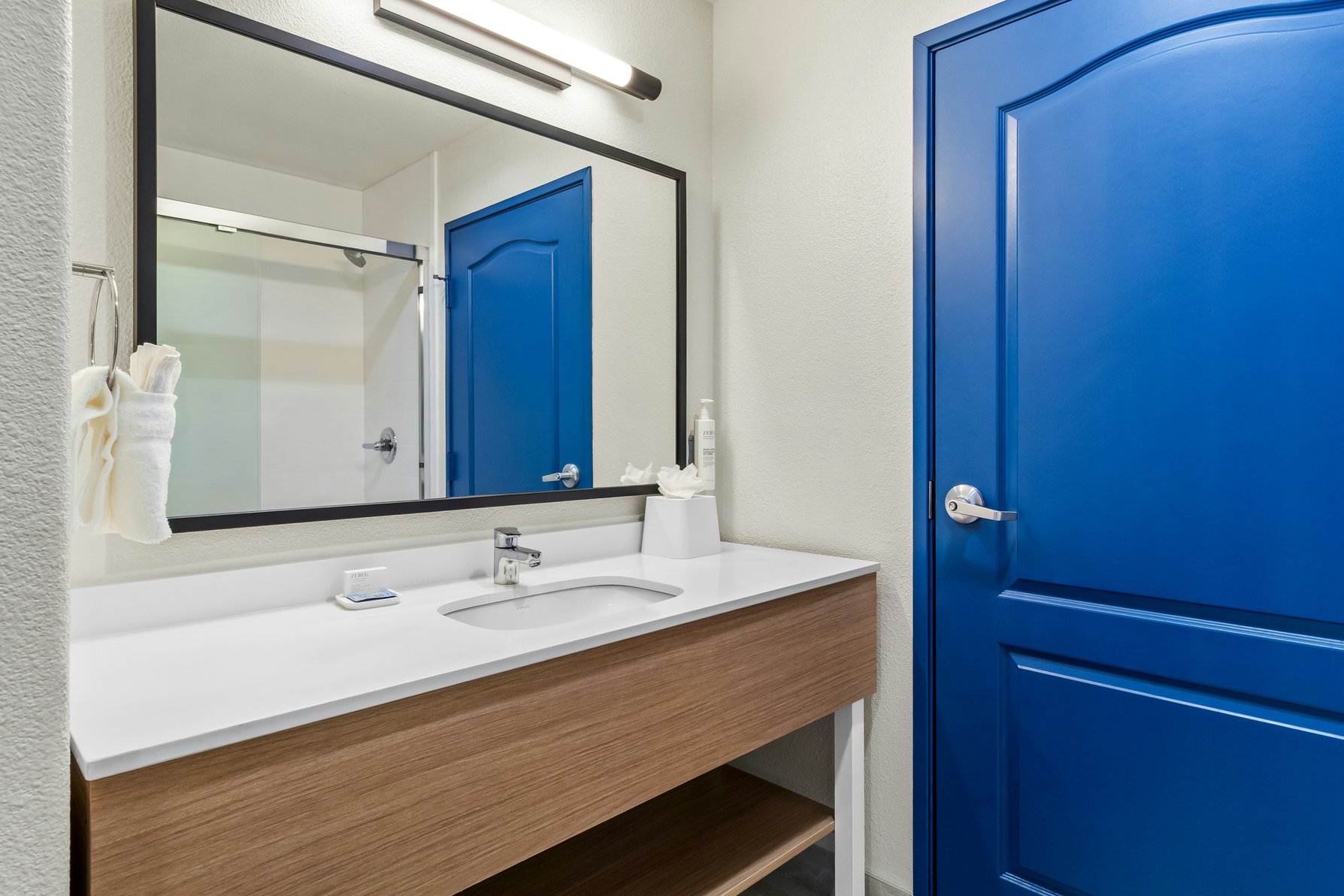Spark by Hilton Missouri City Room Type - 1 KING SUITE