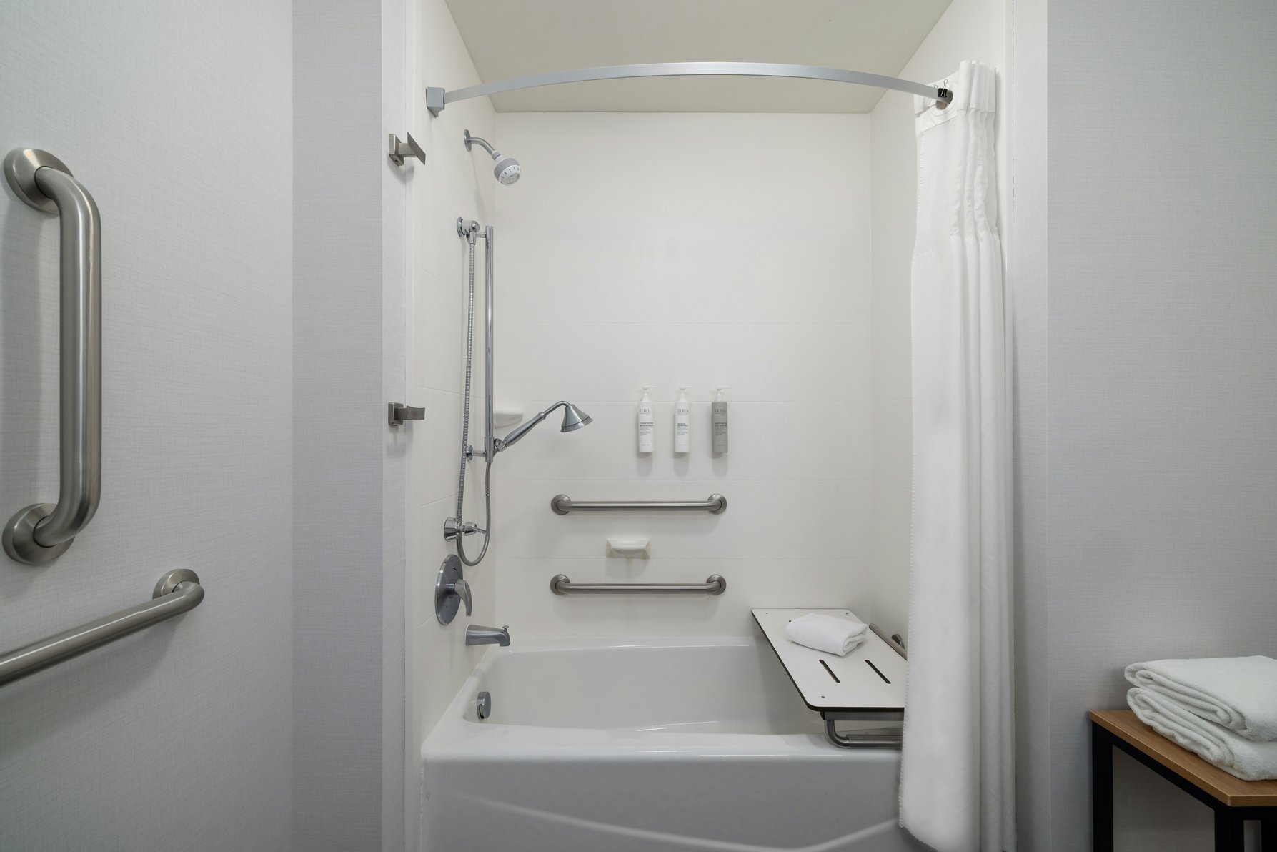 Hampton Inn and Suites Roanoke Downtown Room Type - 2Q BALC MOB HR ACC TUB NS