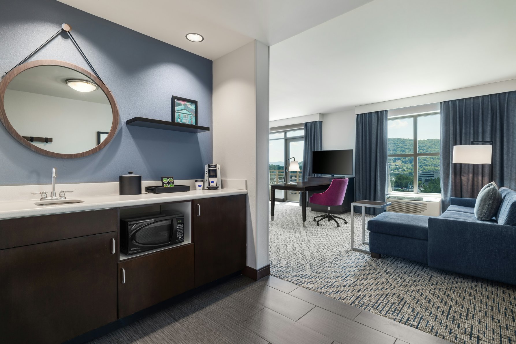 Hampton Inn and Suites Roanoke Downtown Room Type - 1 KN STU STE BAL RI-SHR