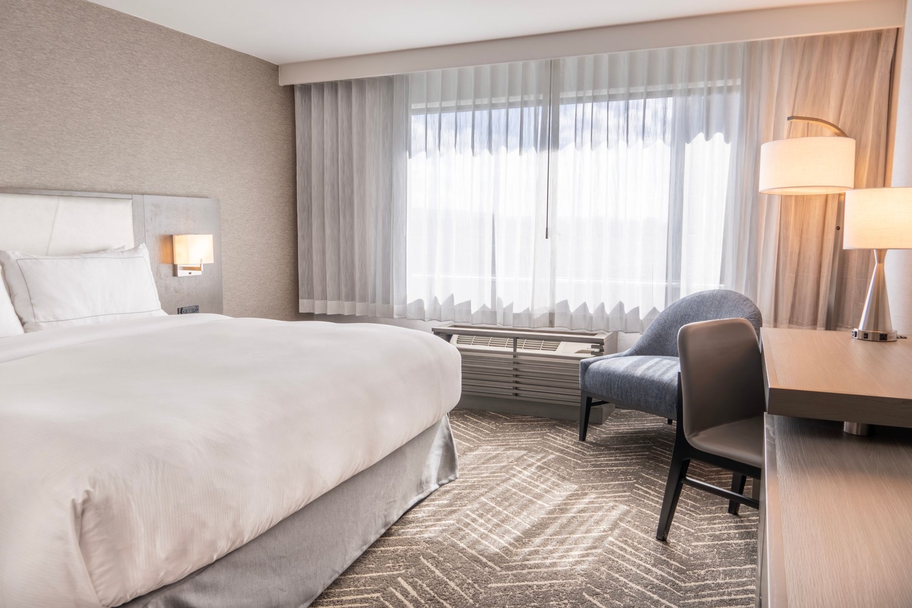 ORANGE COUNTY HOTEL Room Type - 1 King Standard Mobility Accessible Roll in Shower