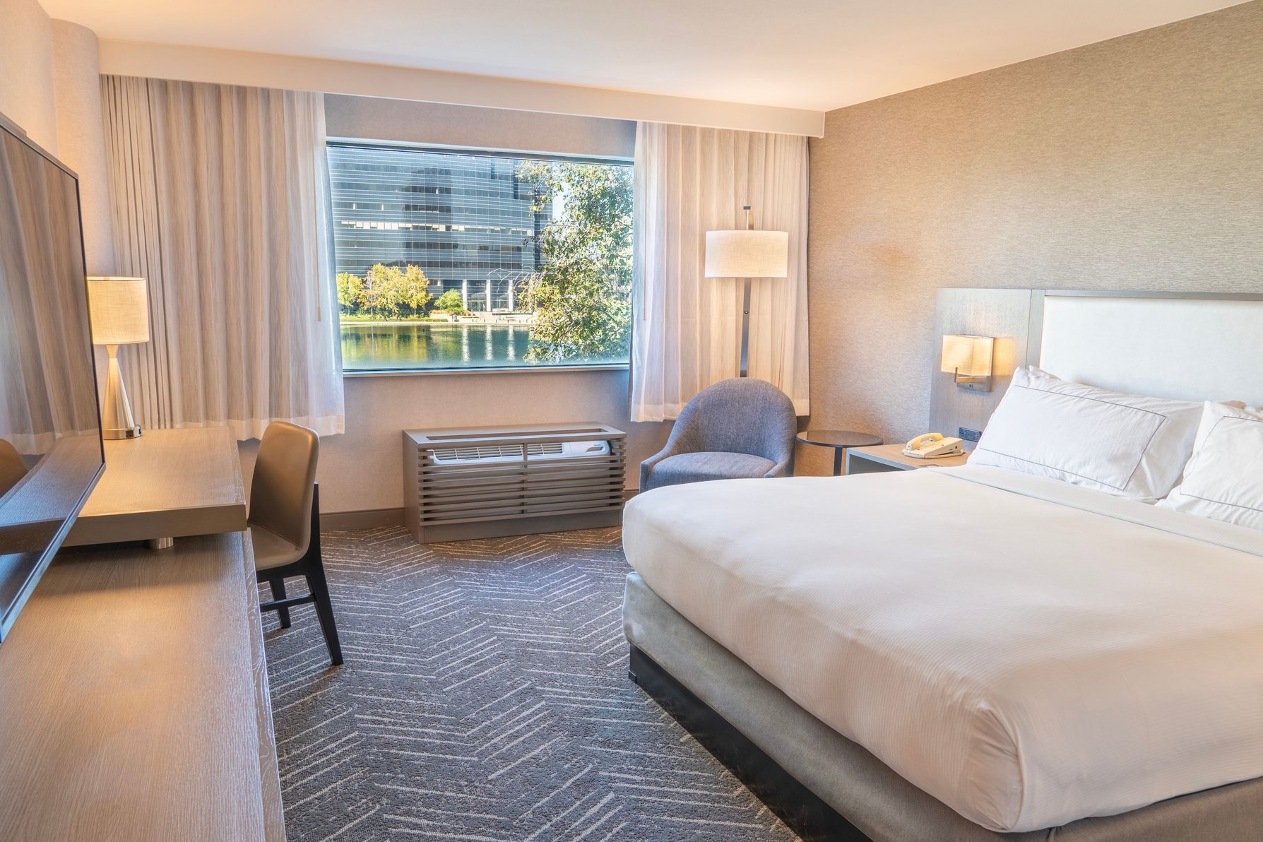 ORANGE COUNTY HOTEL Room Type - 1 King Standard Communications Accessible Lake View