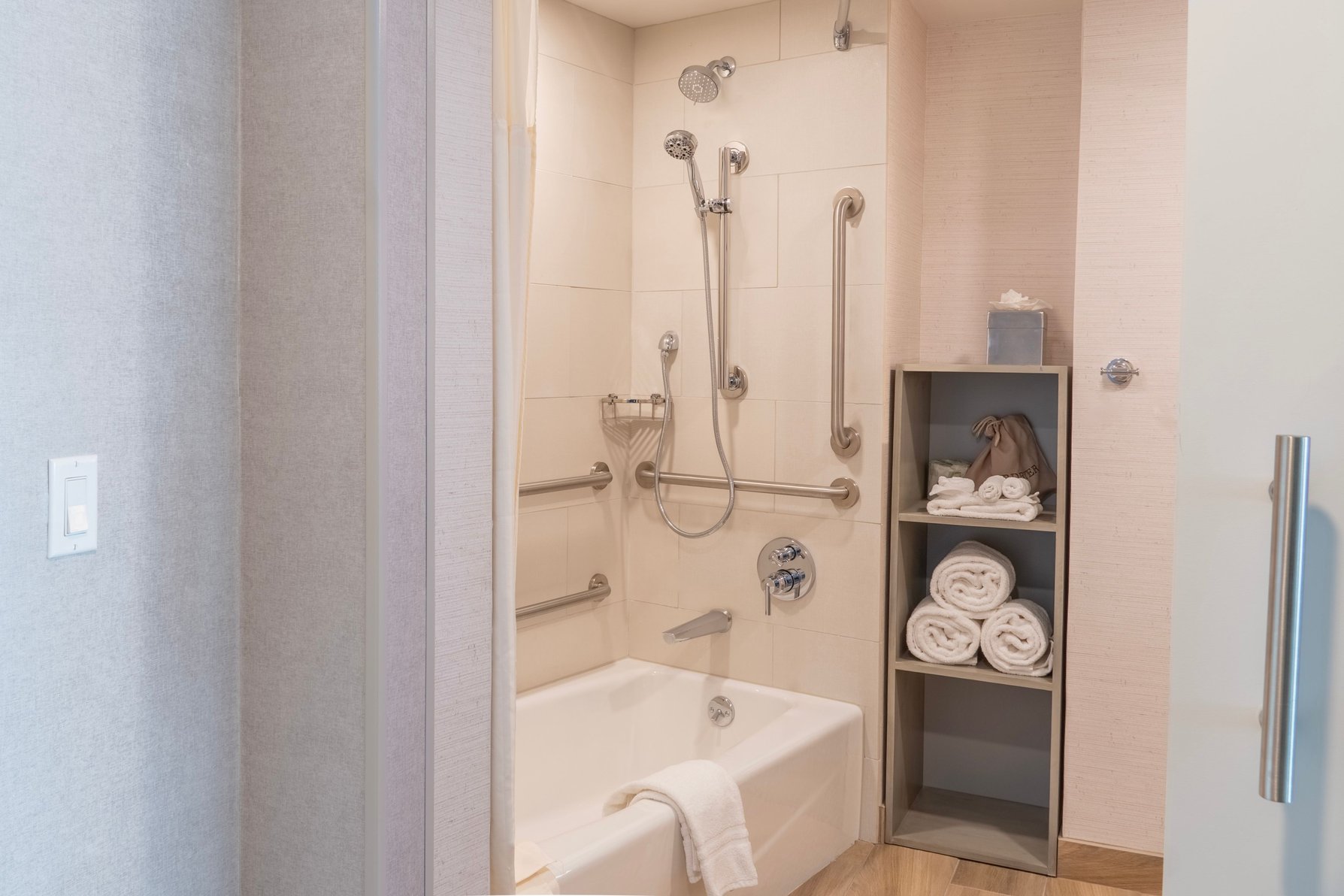 ORANGE COUNTY HOTEL Room Type - 1 Queen Standard Communications Mobility Accessible Tub