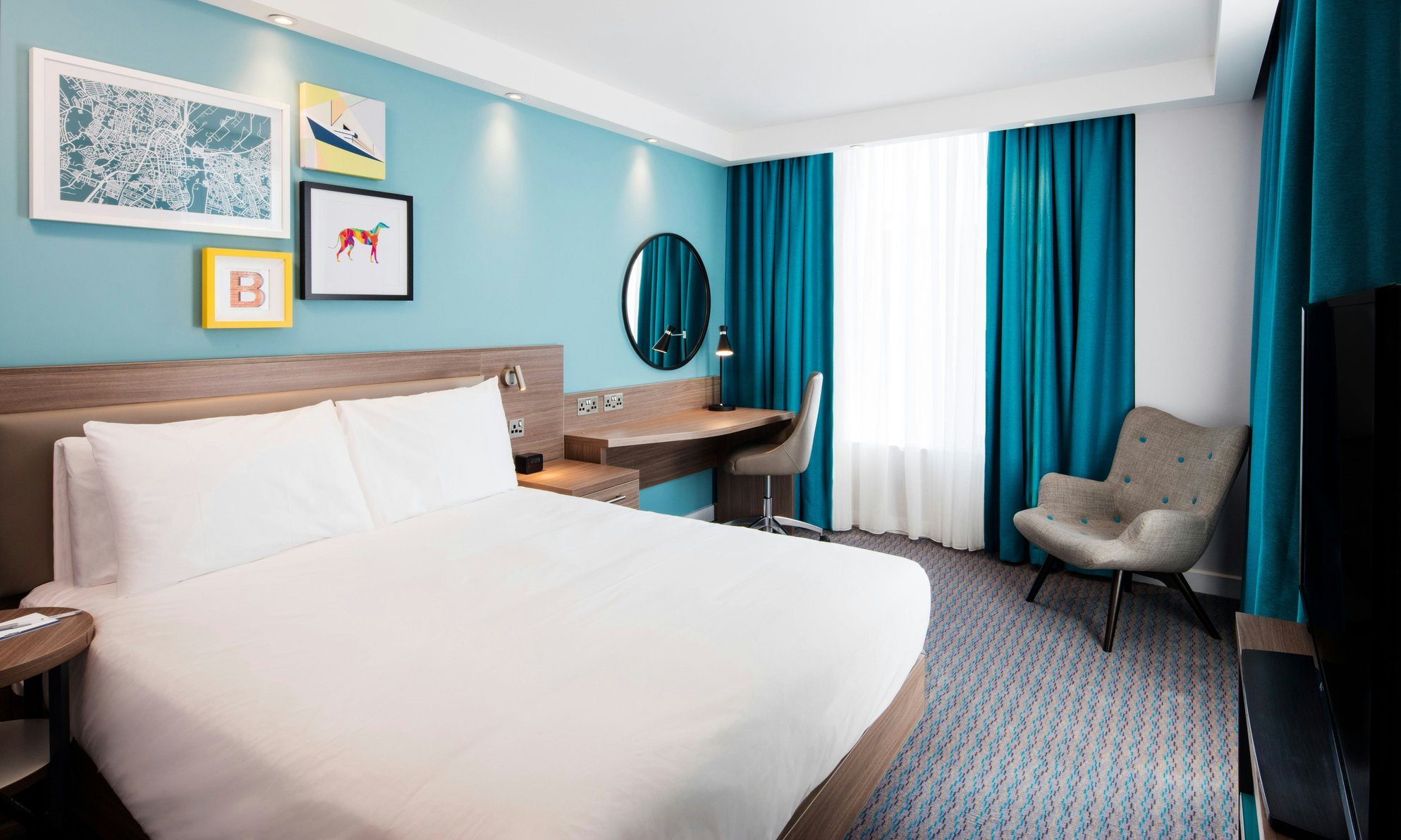 Hampton by Hilton Belfast City Centre Room Type - QUEEN CORNER ROOM W SOFA