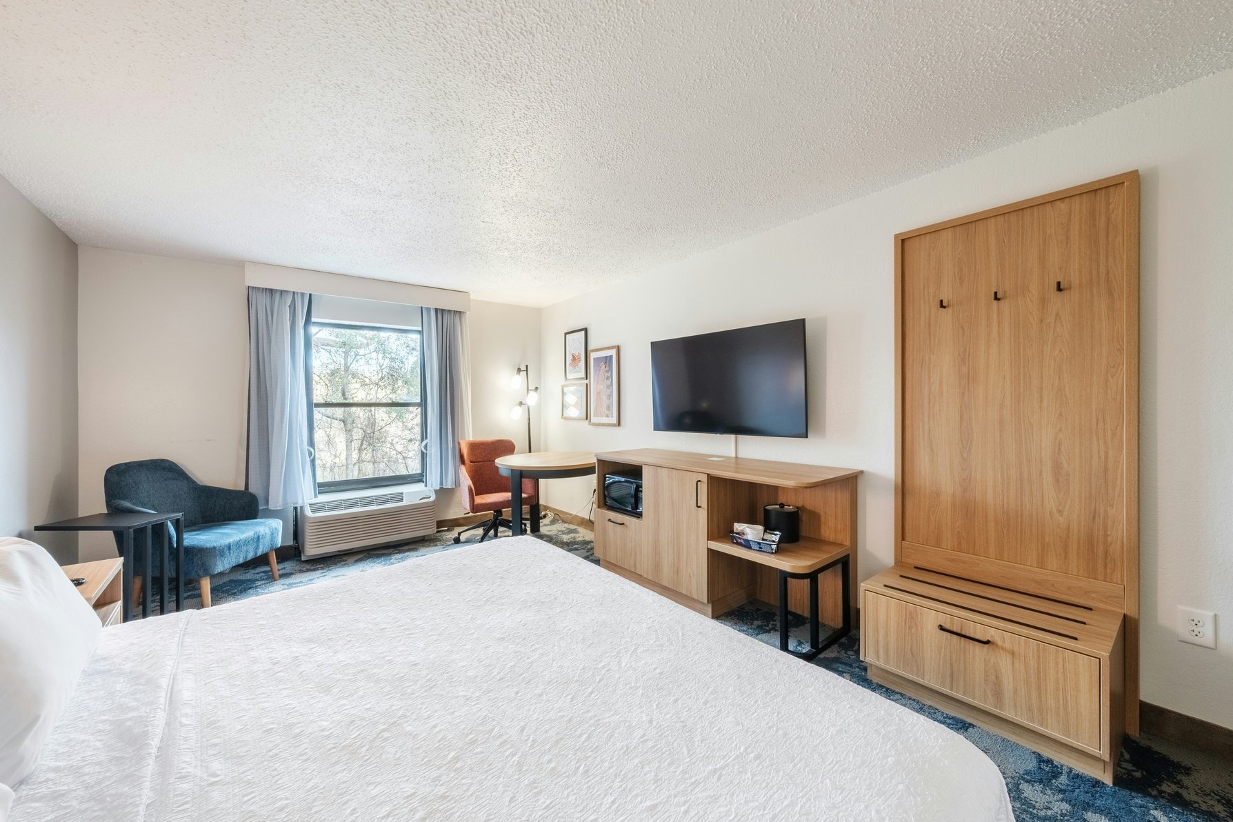 Hampton Inn Harbourgate Room Type - 1 KING ACC W TUB NON SMOK