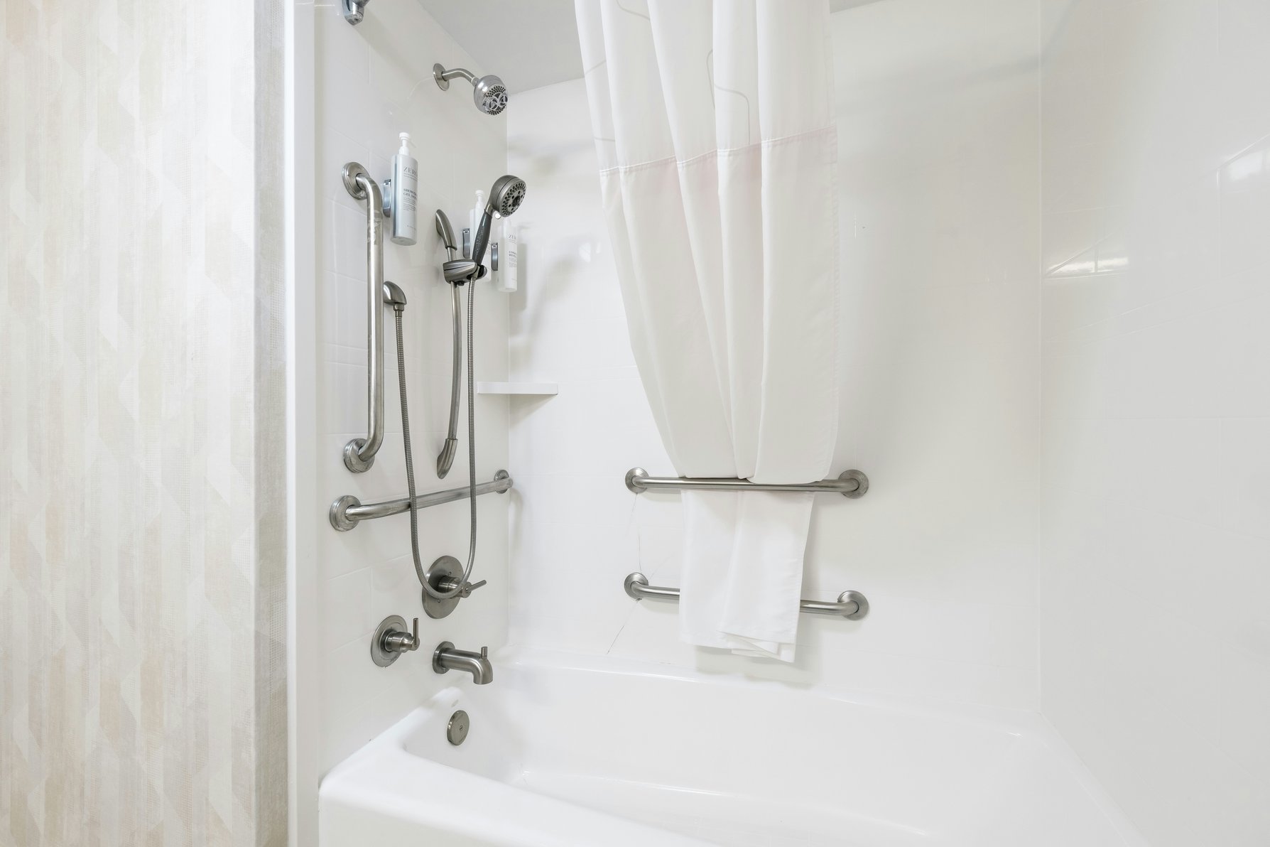 Hampton Inn Harbourgate Room Type - 1 KG MOB HE ACC TUB STE NS