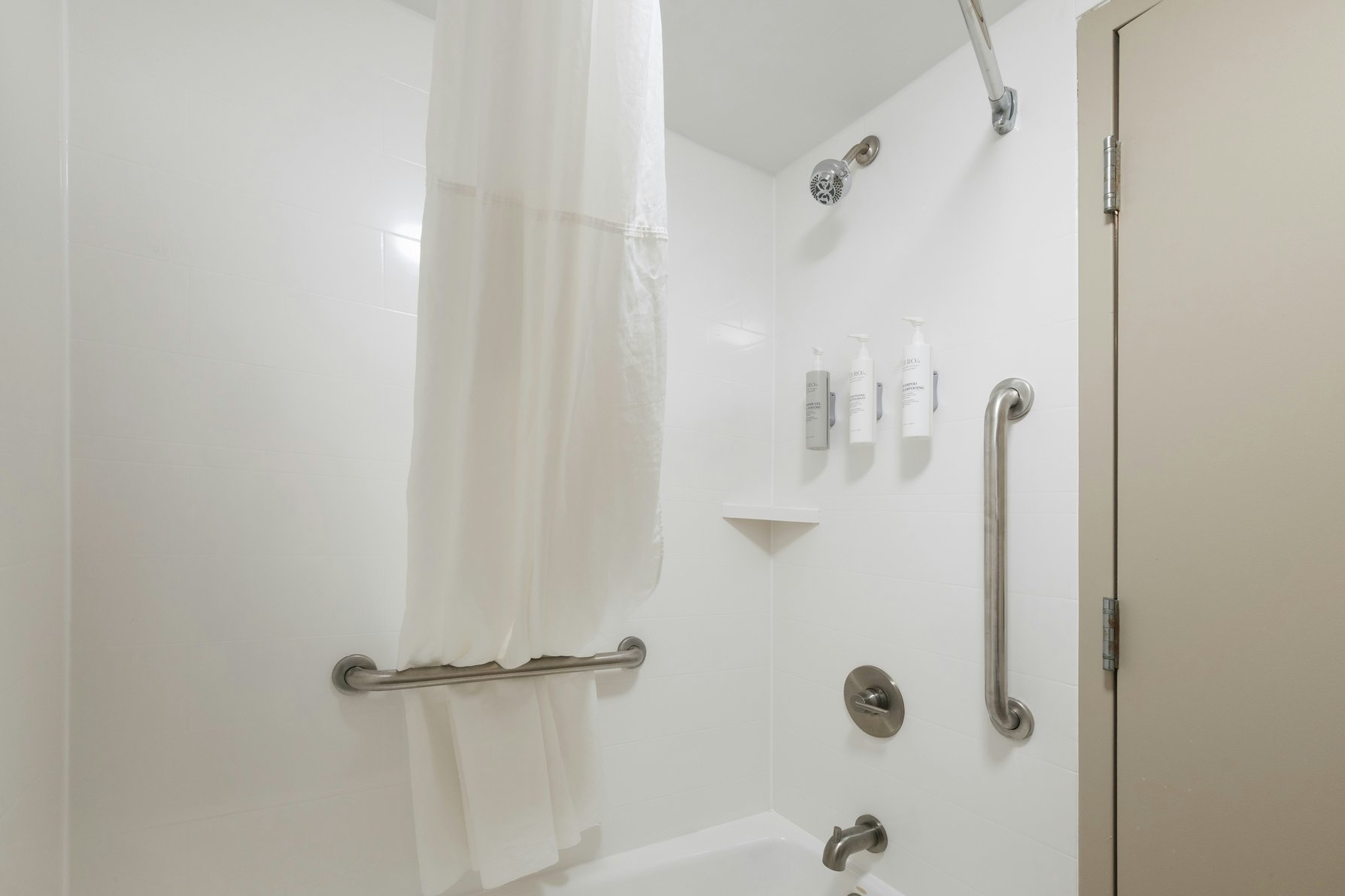 Hampton Inn Harbourgate Room Type - 2 QNS ACCESSIBLE W TUB NS