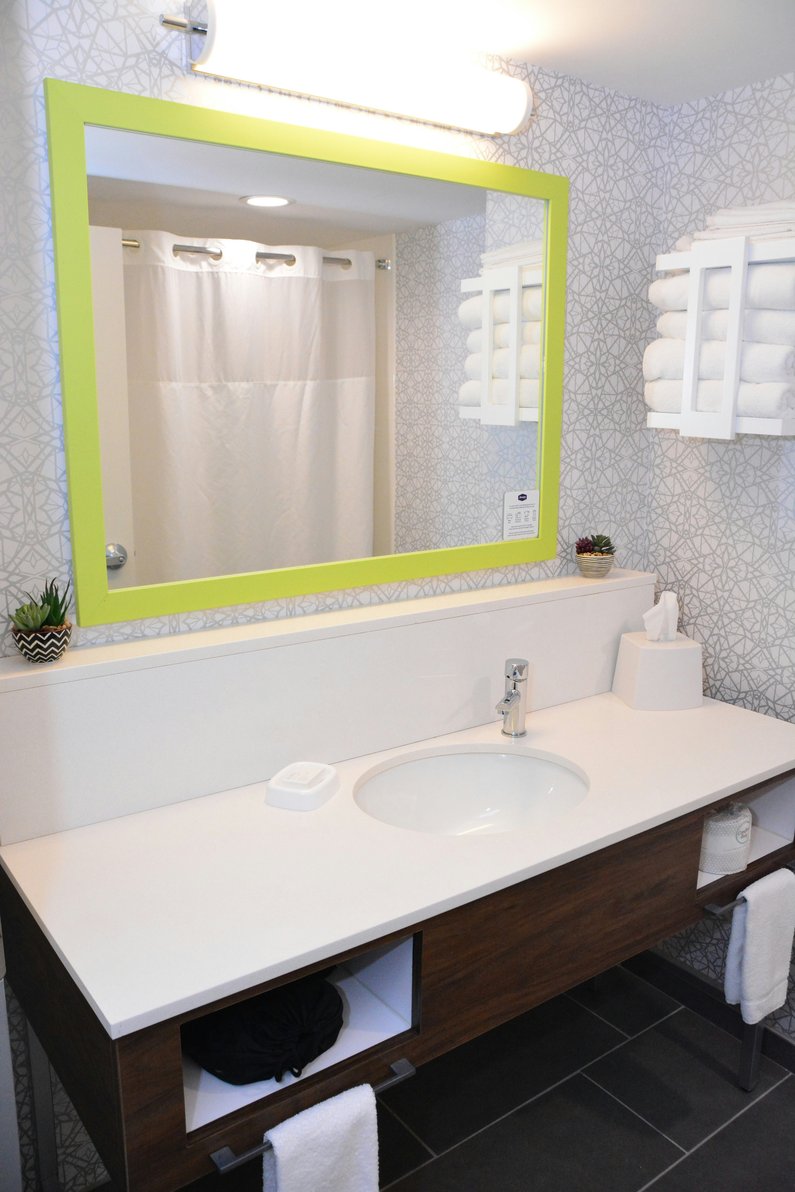 Hampton Inn by Hilton Cambridge Room Type - 1 KNG ACCESSIBLE TUB NS