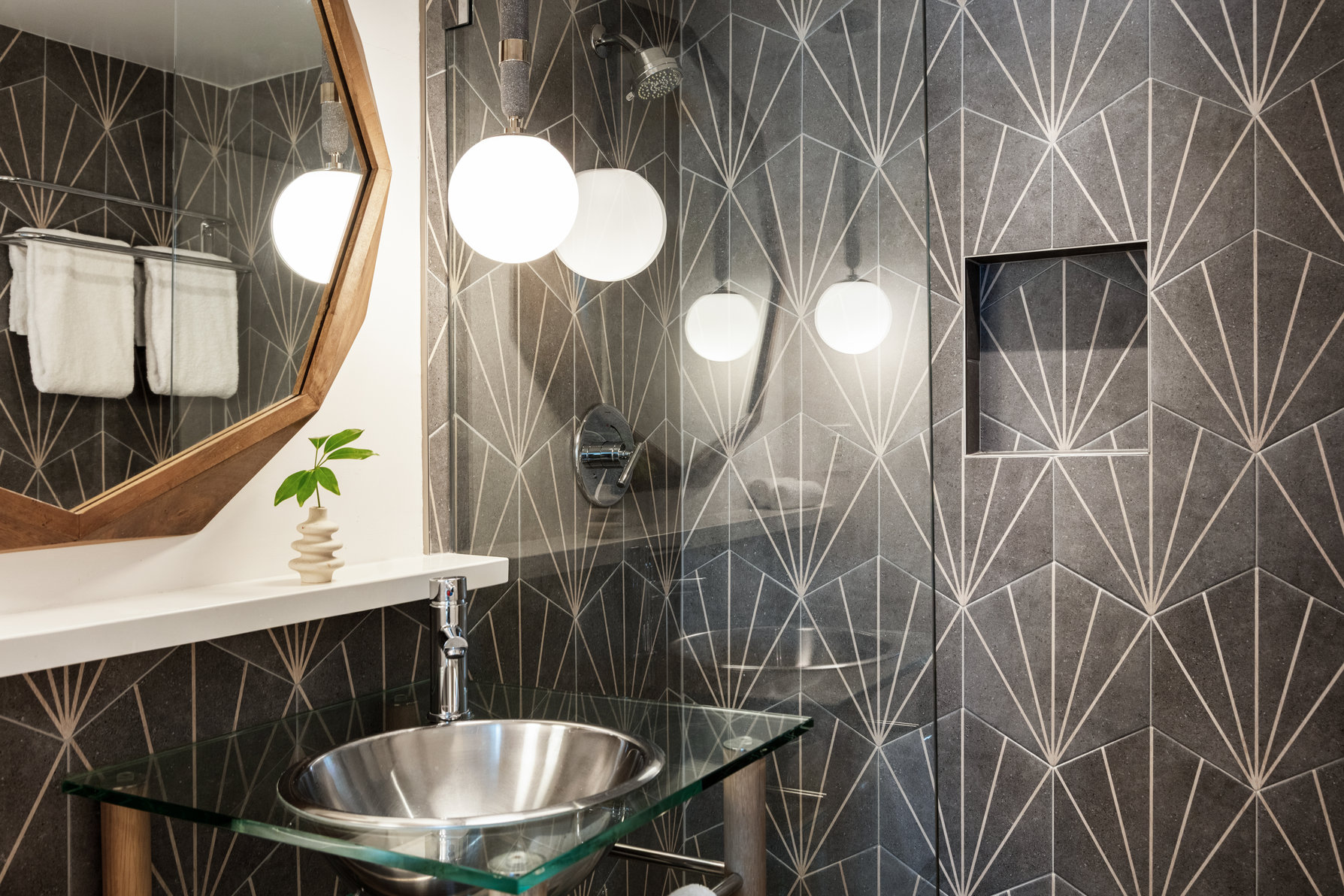 Kimpton Surfcomber Hotel, an IHG hotel Room Type - 1 King Studio Suite