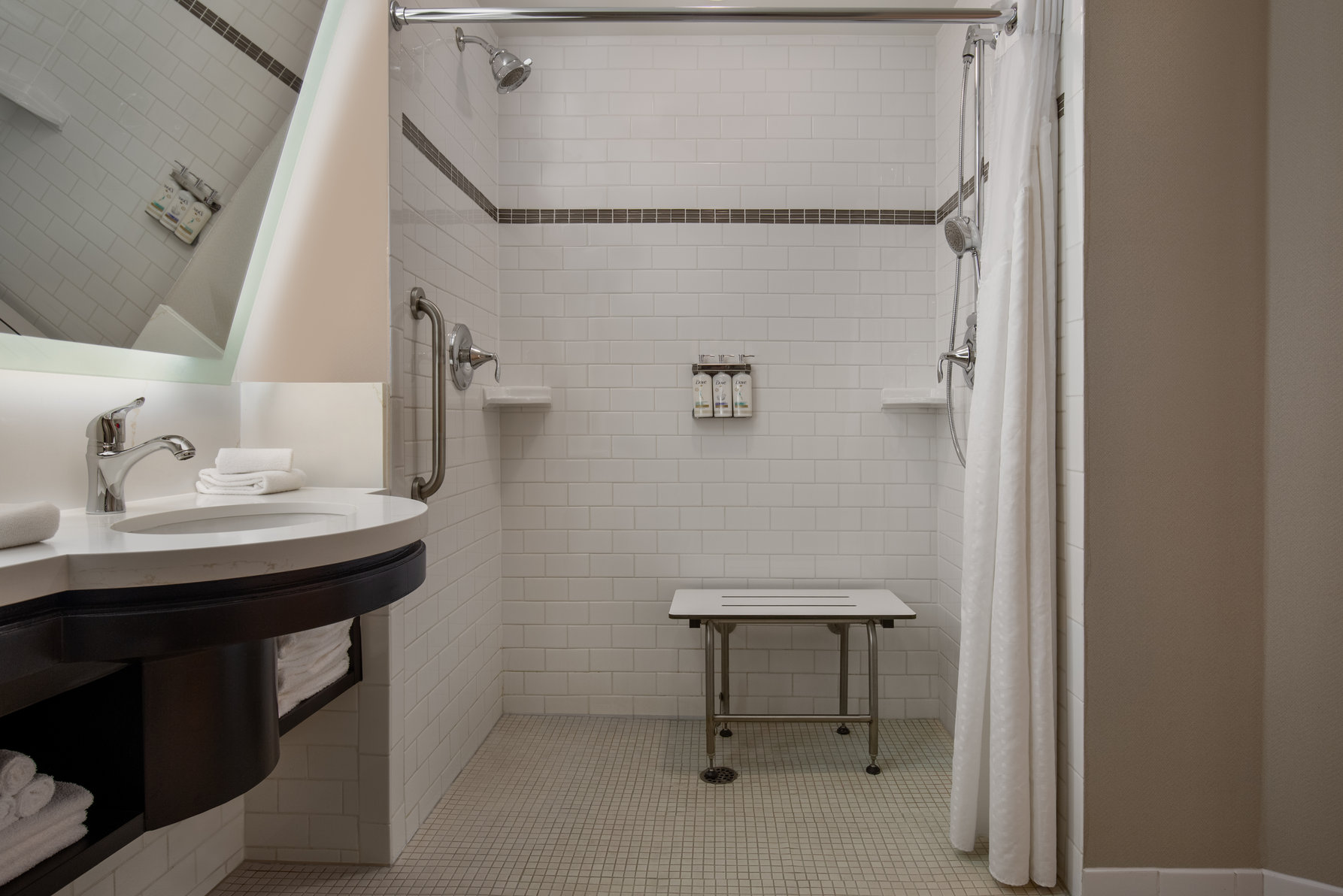 Holiday Inn & Suites ST. CATHARINES CONF CTR Room Type - 1 King Standard Mobil Access Roll Shwr