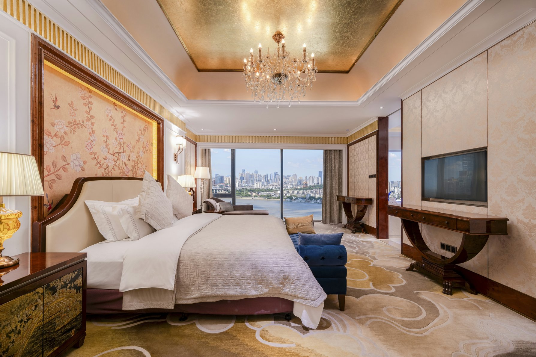 Hilton Wuhan Riverside Room Type - PRESIDENTIAL SUITE Hilton Wuhan Riverside Room Type - PRESIDENTIAL SUITE