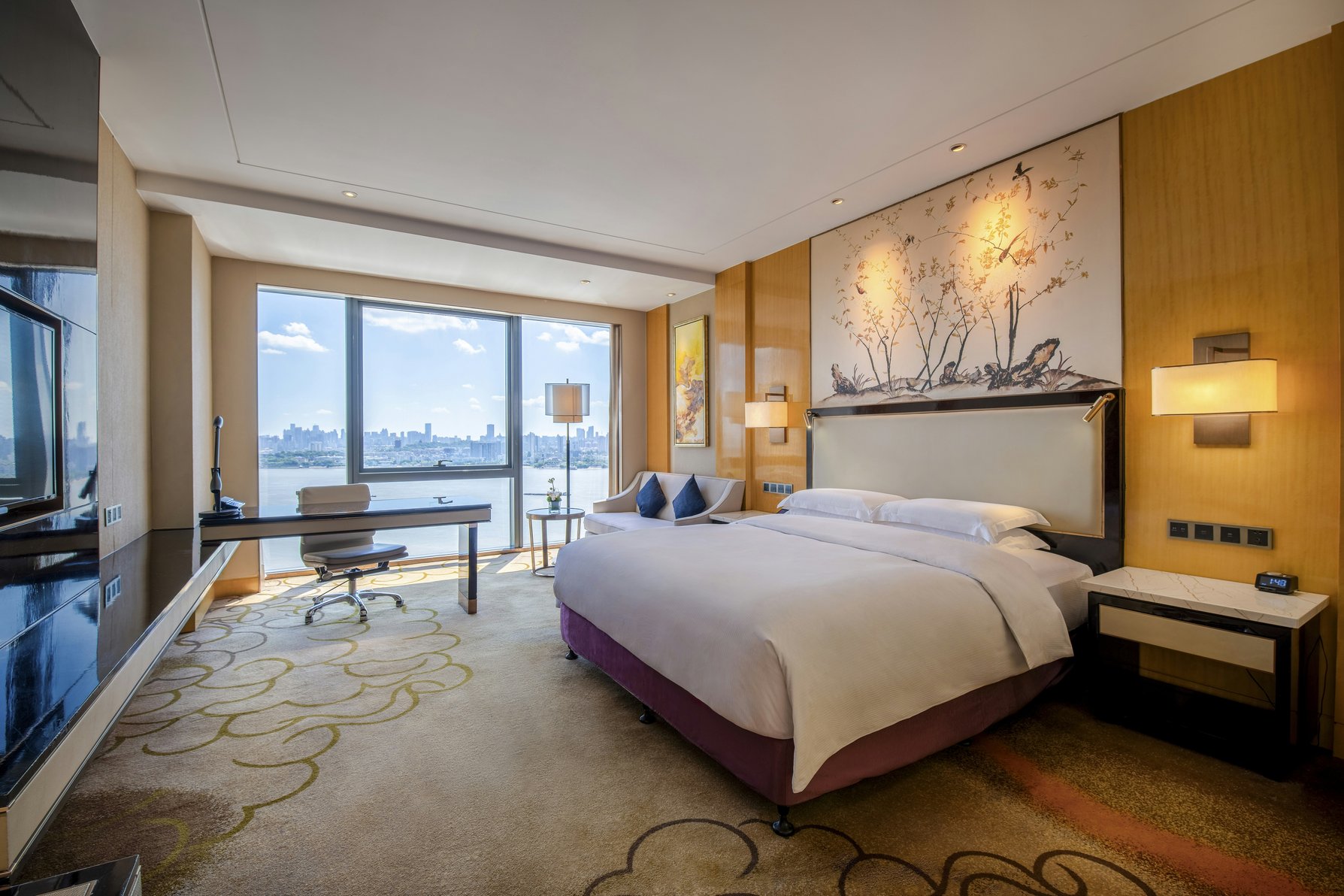 Hilton Wuhan Riverside Room Type - KING BRIDGE AND RIVERVIEW