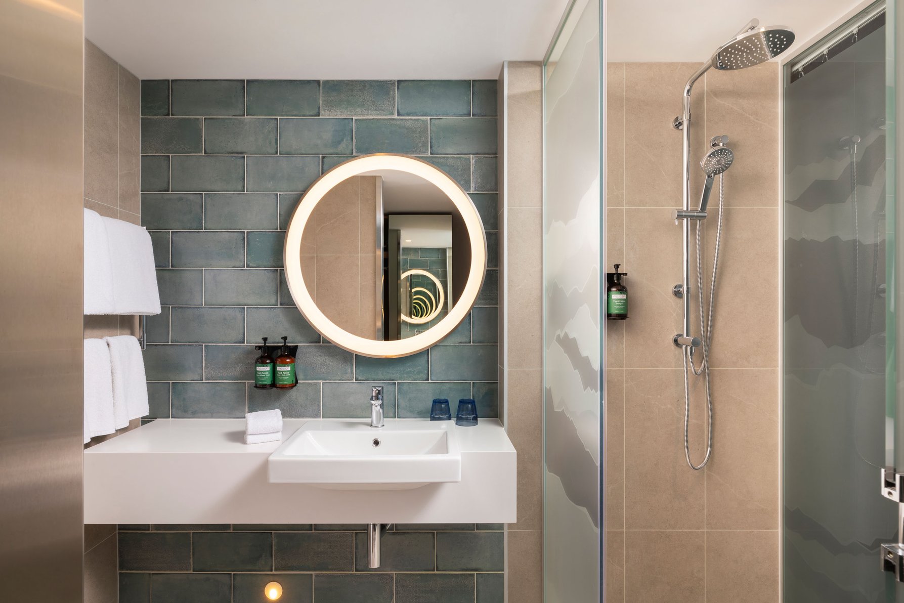 voco Queenstown by IHG Room Type - Standard Queen Room