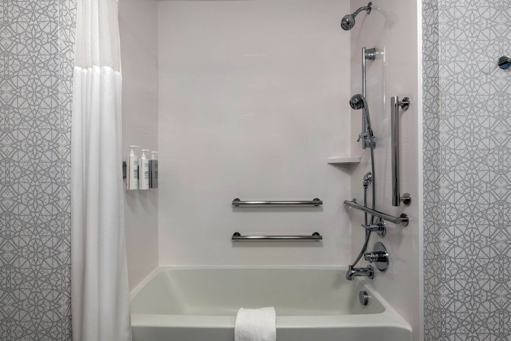 Hampton Inn & Suites Ypsilanti, MI Room Type - 1KNG MOB HEAR ACC W TUB NS