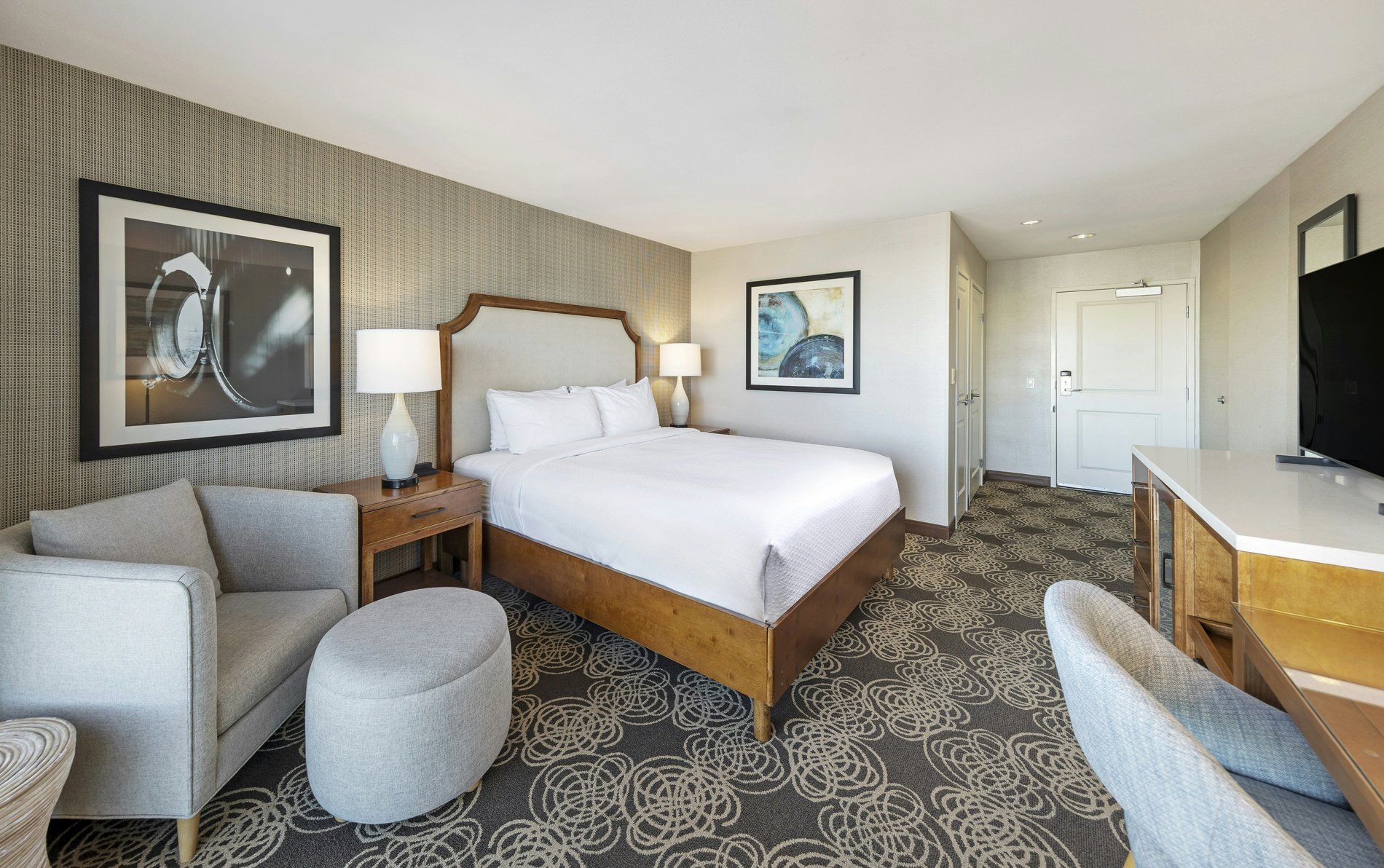 Redondo Beach Hotel, Tapestry Collection by Hilton Room Type - 1KNG MOB HEARNG ACC RI-SHW