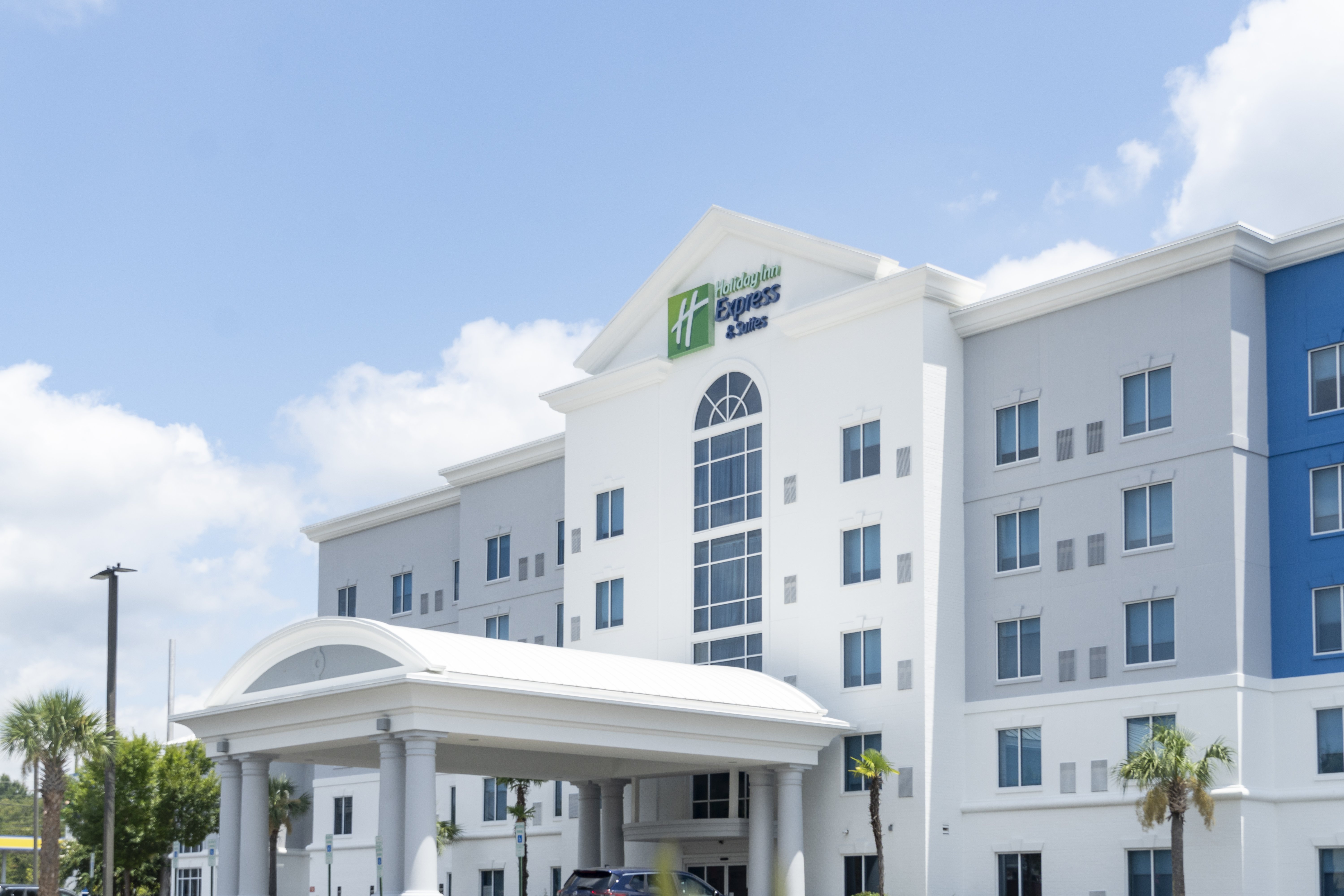 Holiday Inn Express Hotel & Suites