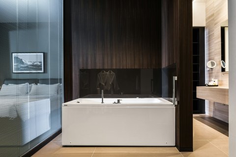 Gro&szlig;z&uuml;giges Marmorbadezimmer mit Badewanne und Dusche.