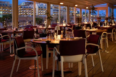 Paranga Restaurant by the water's edge