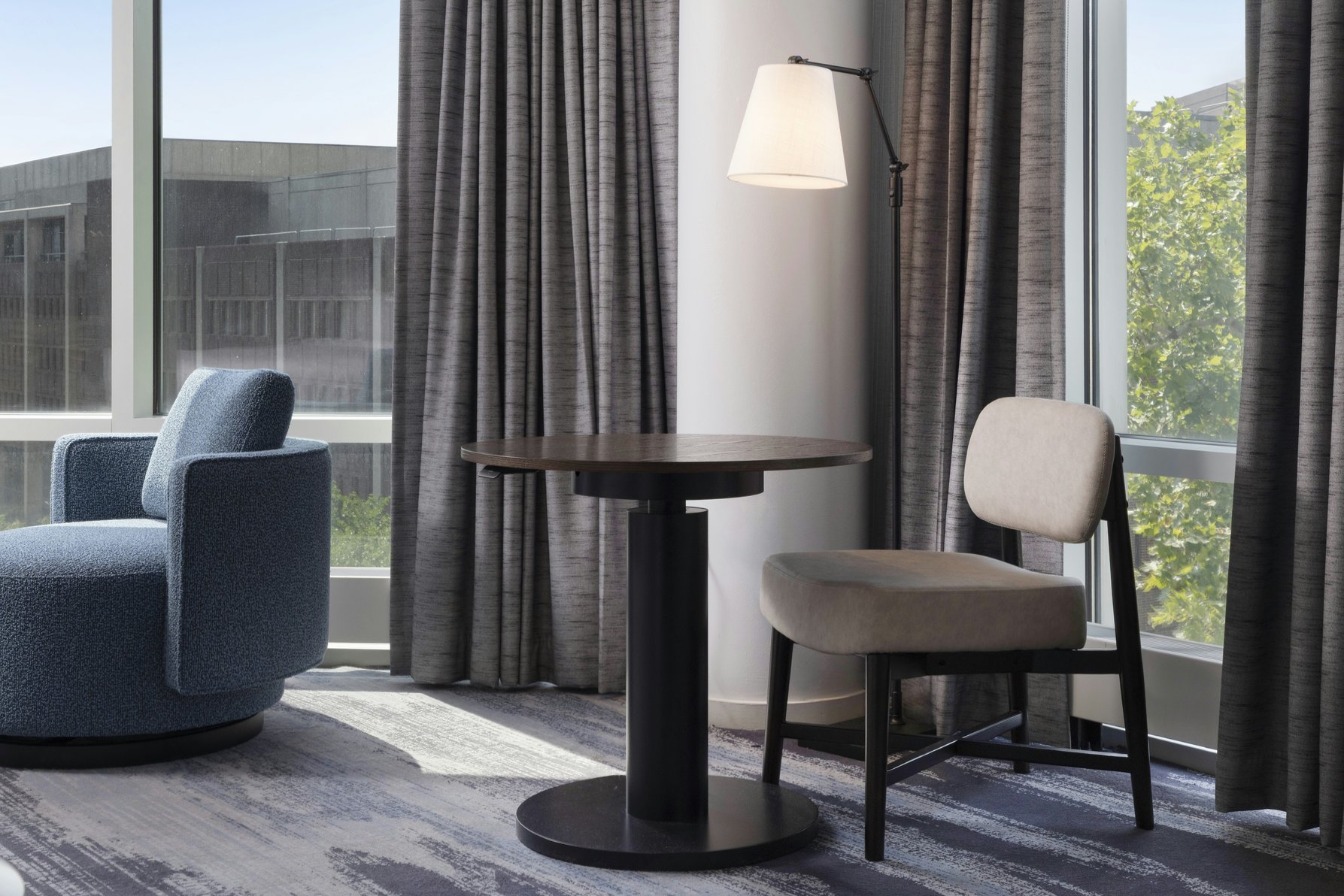 The Inn at Penn, A Hilton Hotel Room Type - CORNER K STE MOB W RI SHWR