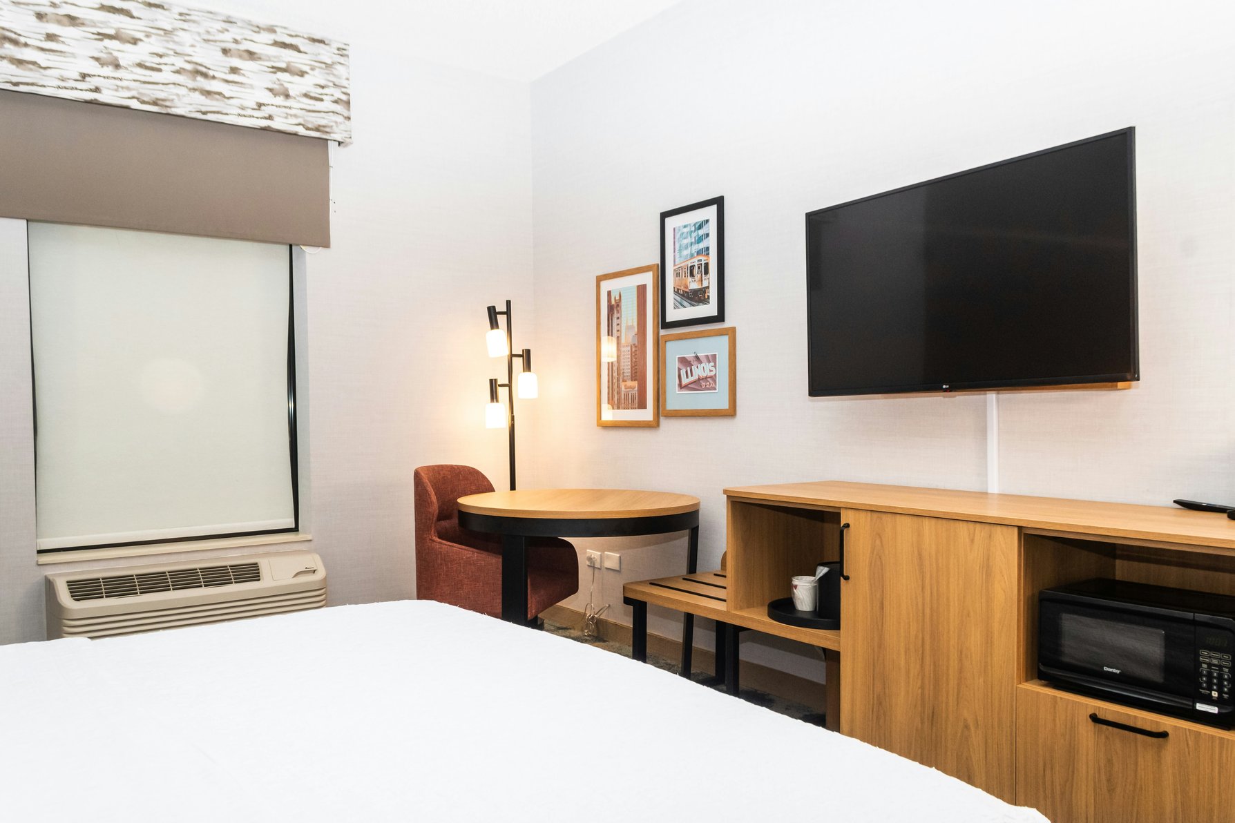 Hampton Inn & Suites by Hilton Addison Room Type - 1KNG MOB ACCESSIBLE TUB NS