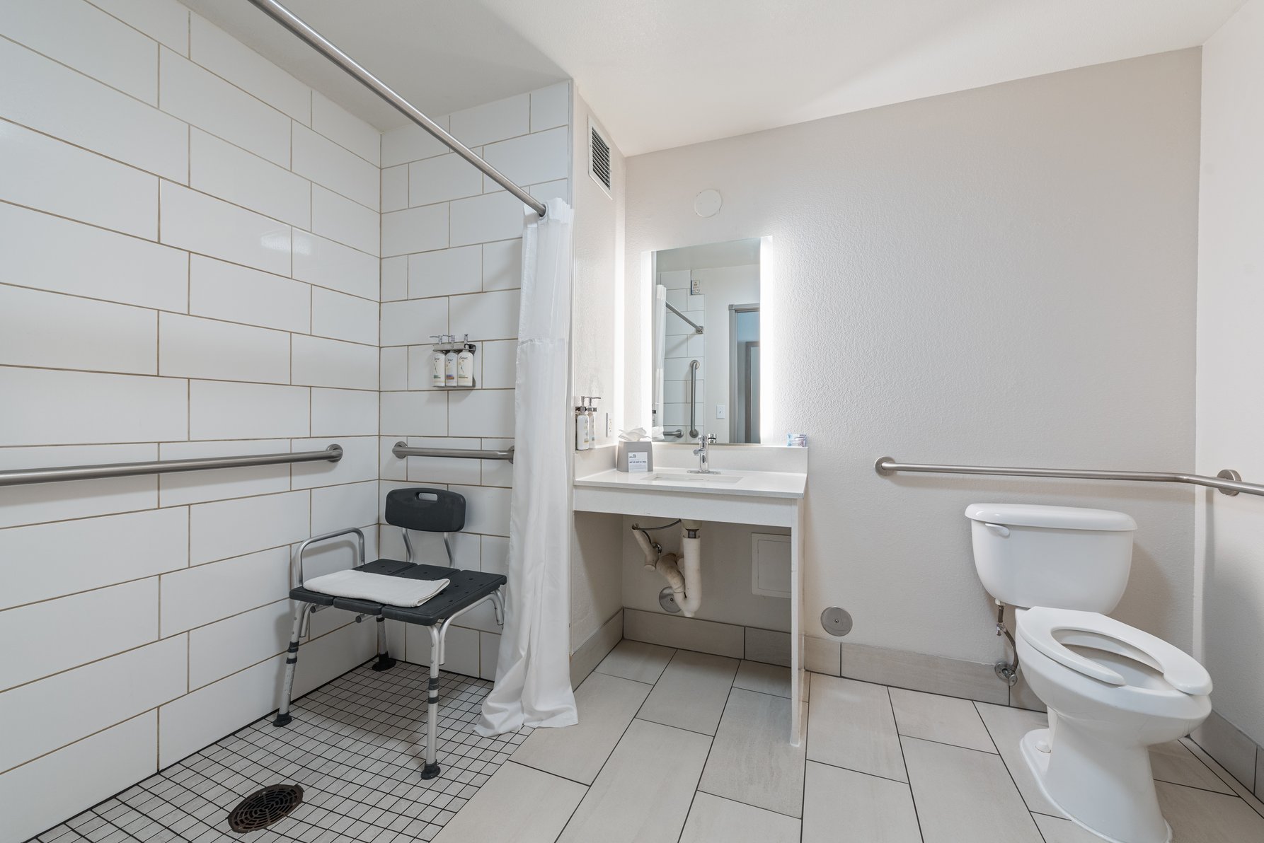 Holiday Inn Express Hotel & Suites LAMAR Room Type - 2 Queen Standard Comm Access Roll Shower