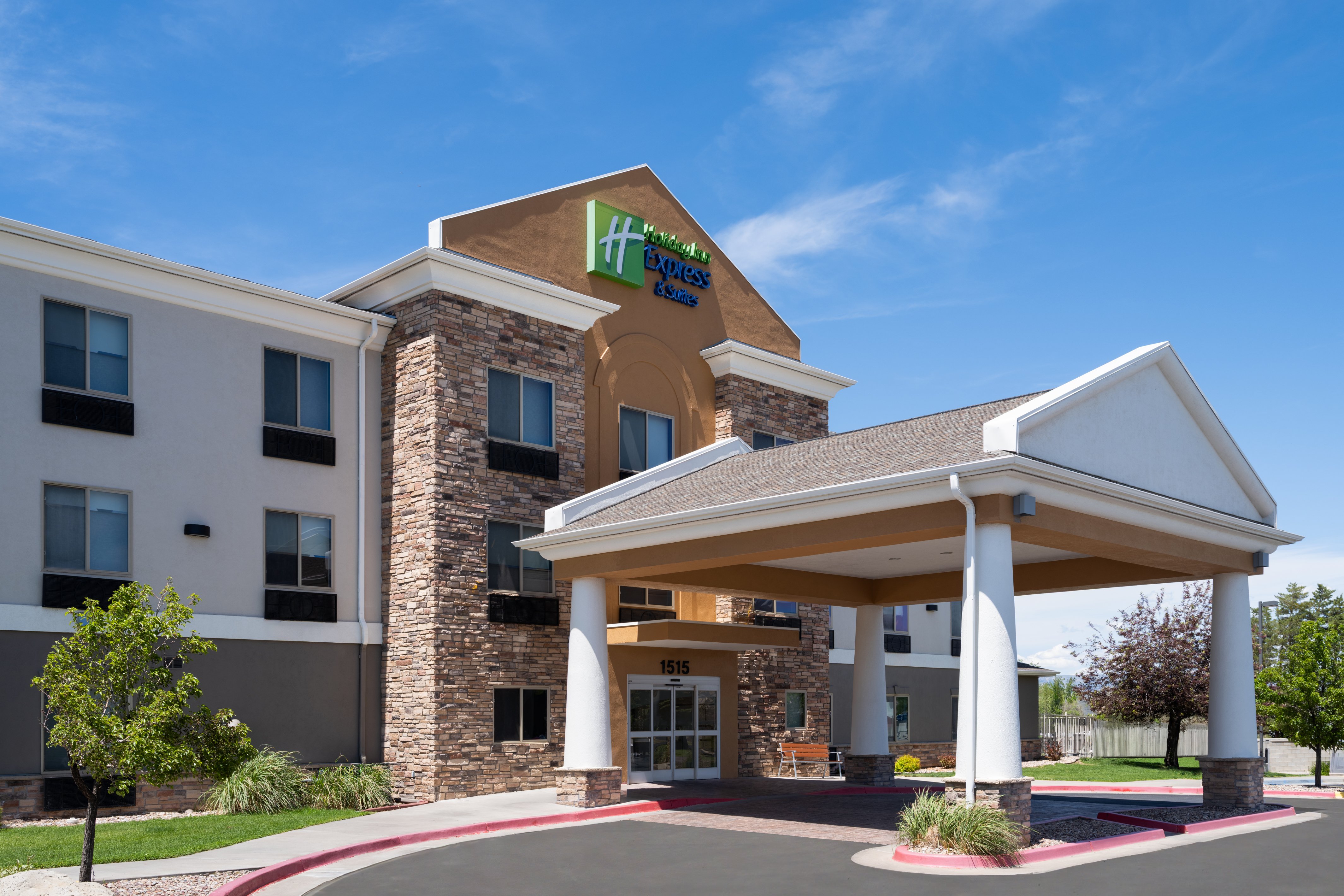 Holiday Inn Express Hotel & Suites