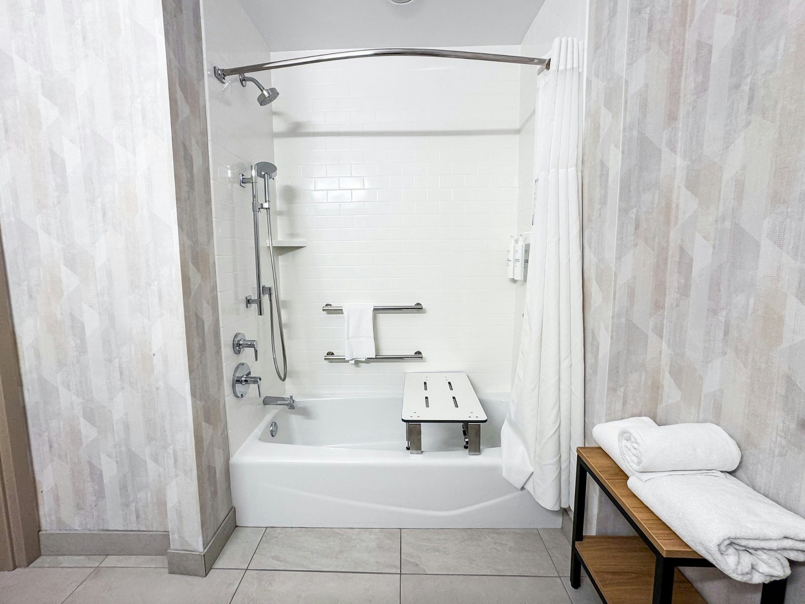 Hampton Inn & Suites by Hilton Addison Room Type - 1KG MOB ACC TUB SOFABED NS