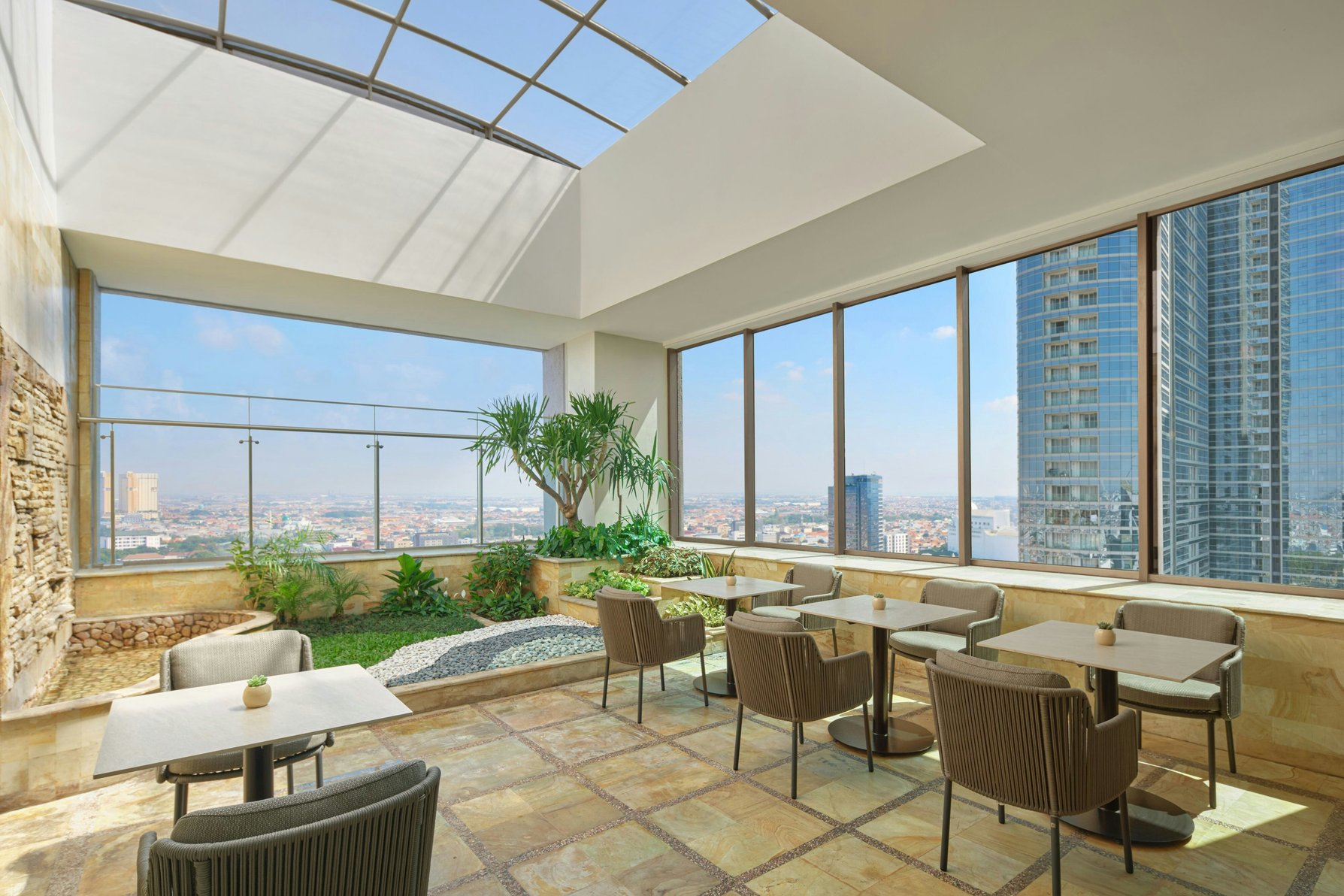 Sheraton Surabaya Hotel and Towers Room Type - Club King, Club lounge access, Guest room, 1 King