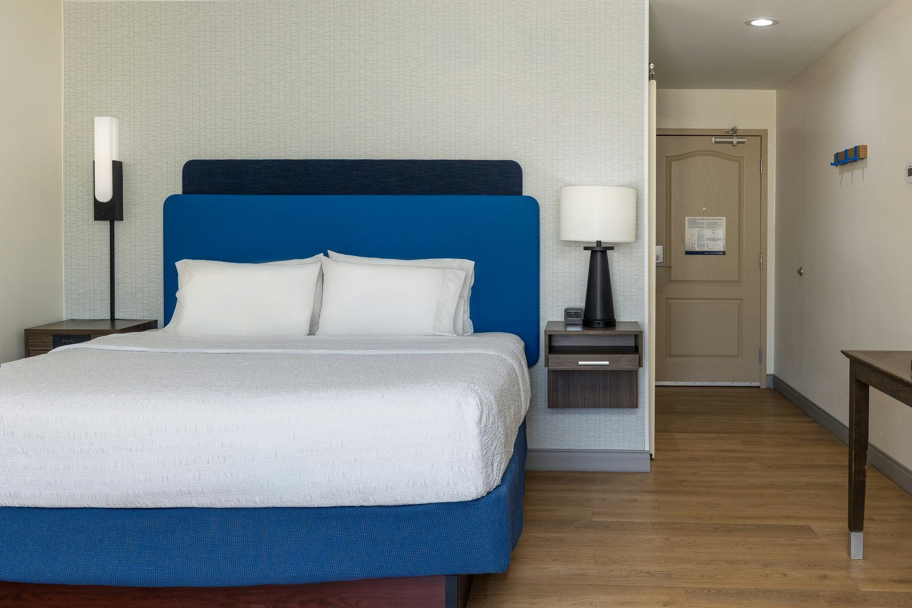 Hampton Inn & Suites Niles/Warren, OH Room Type - 1 KING SFBD FRIDGE  NS