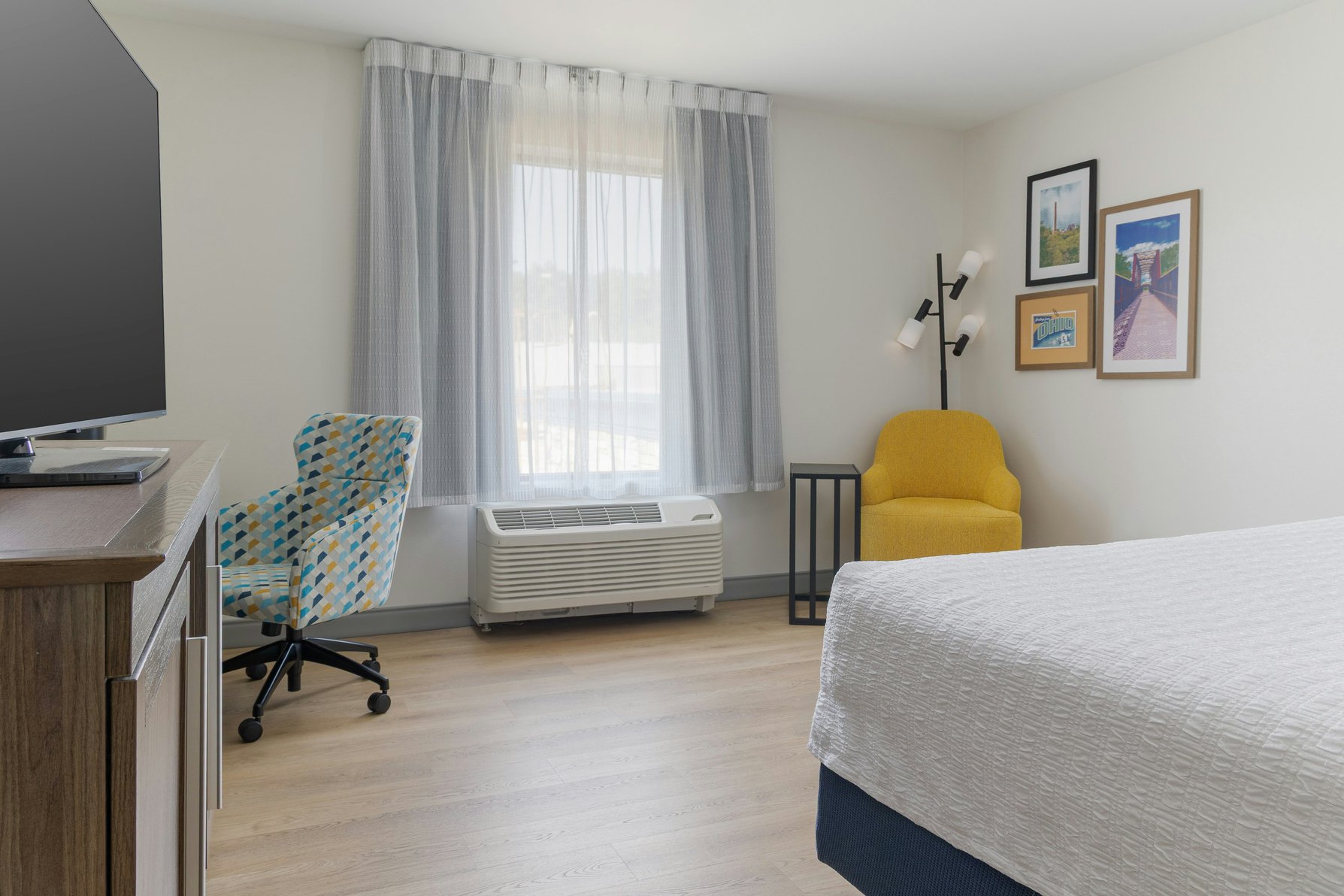 Hampton Inn & Suites Niles/Warren, OH Room Type - 1KING W FRIDGE NONSMOKING