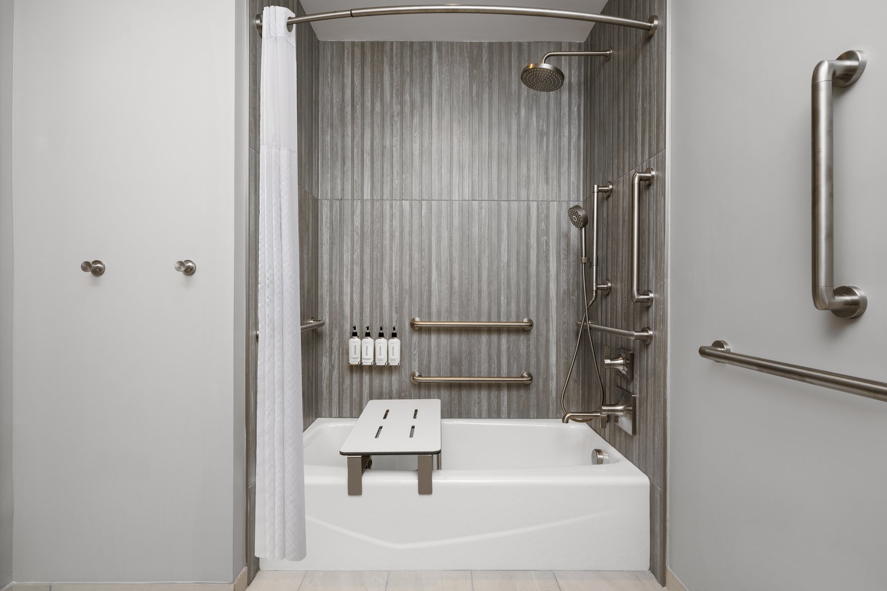 EVEN Hotel ORLANDO UNIVERSAL BLVD by IHG Room Type - 1 King Standard Mobility Accessible Tub
