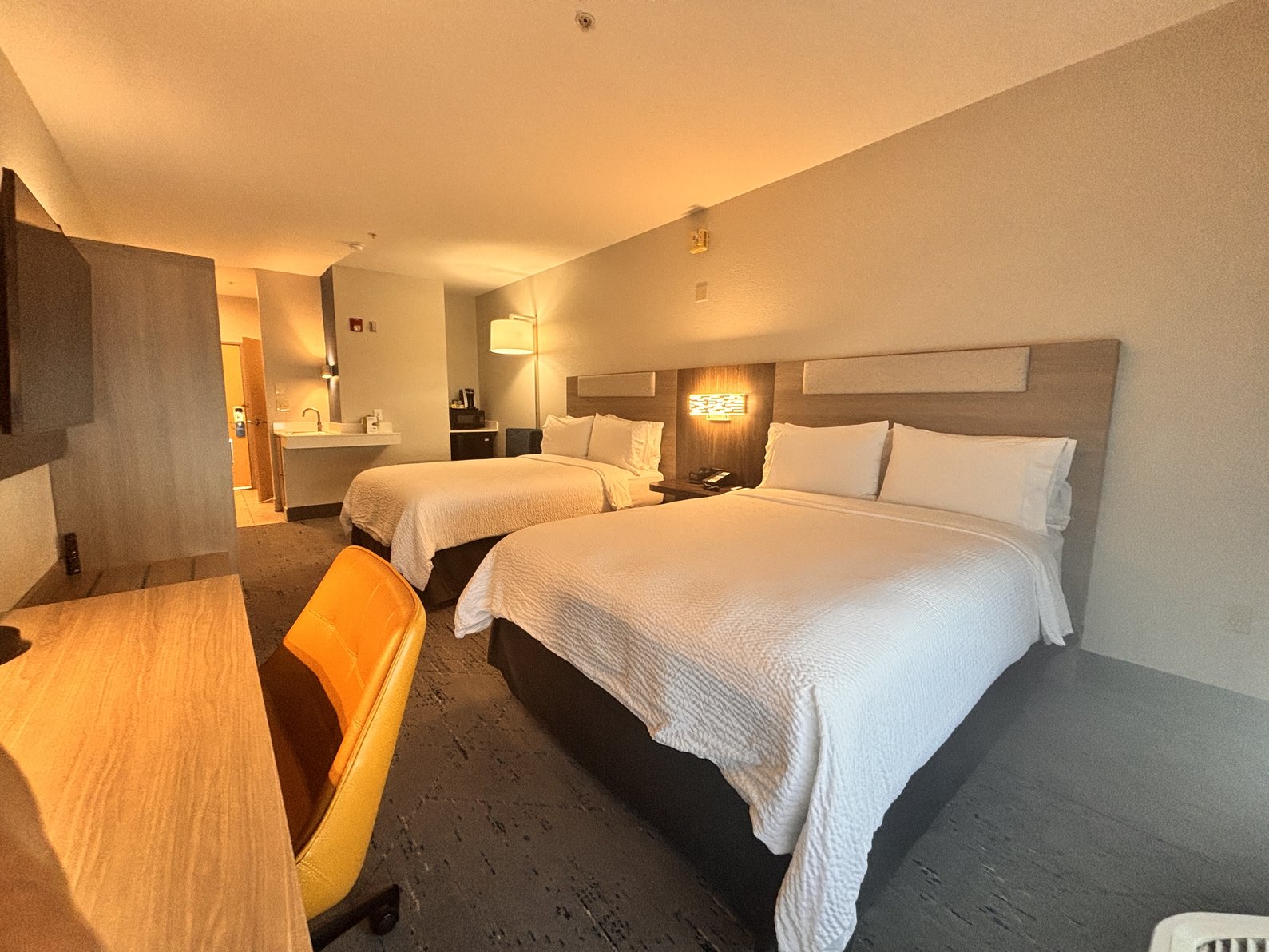 Holiday Inn Express & Suites Berkeley Room Type - 2 Queen Suite Communications Accessible Tub