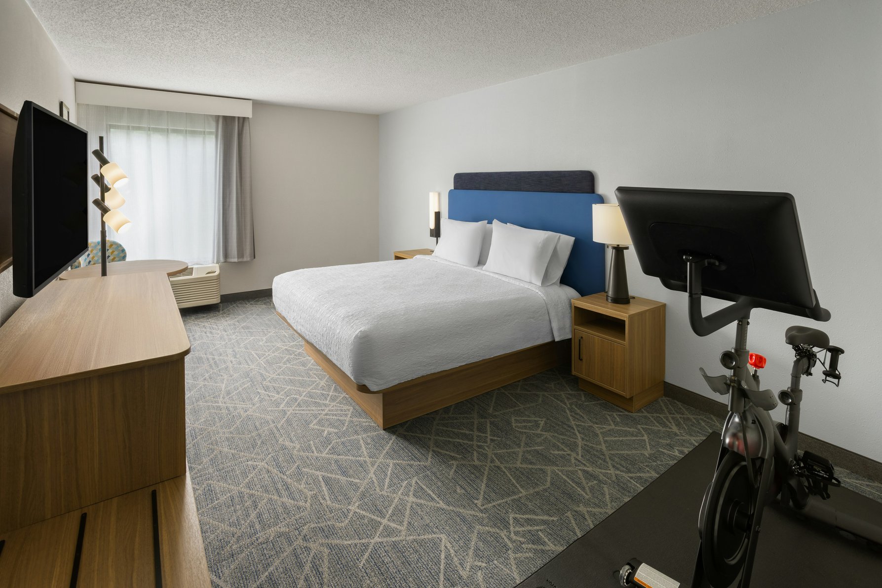 Hampton Inn by Hilton Staunton Room Type - 1 KING BED WITH PELOTON NS