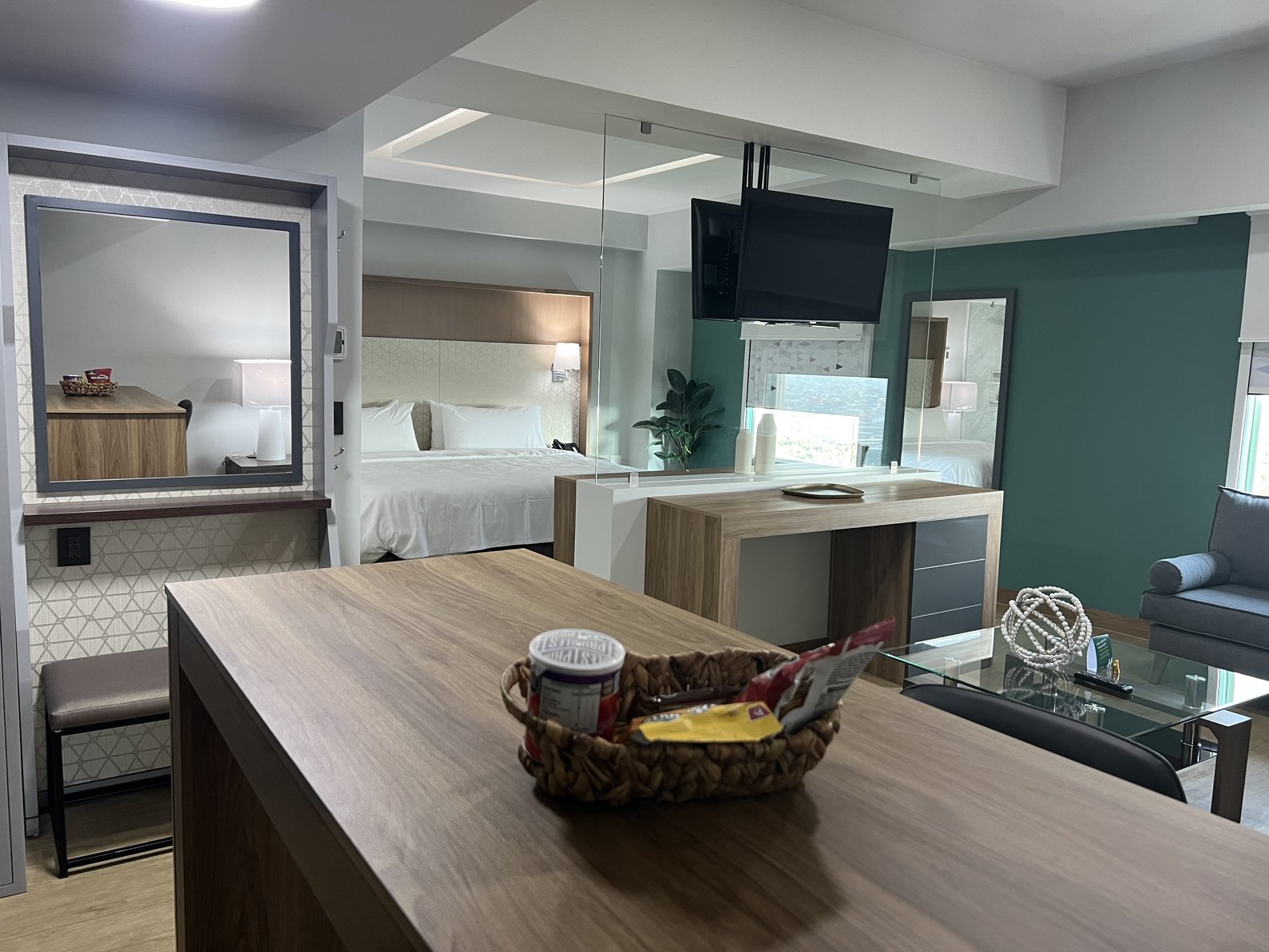 Holiday Inn URUAPAN Room Type - 1 King Standard Comm Mobility Accessible