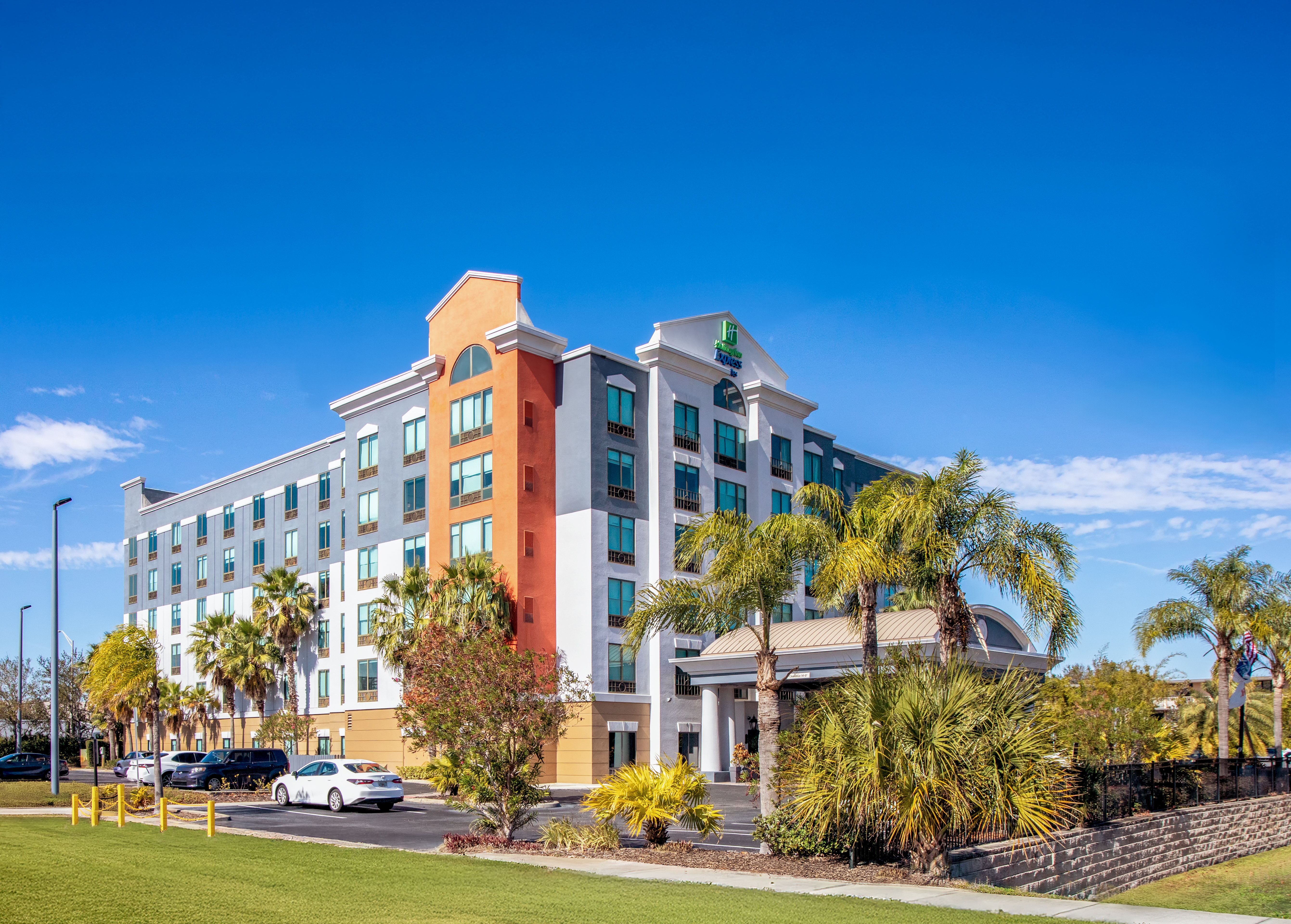 Holiday Inn Express Hotel & Suites