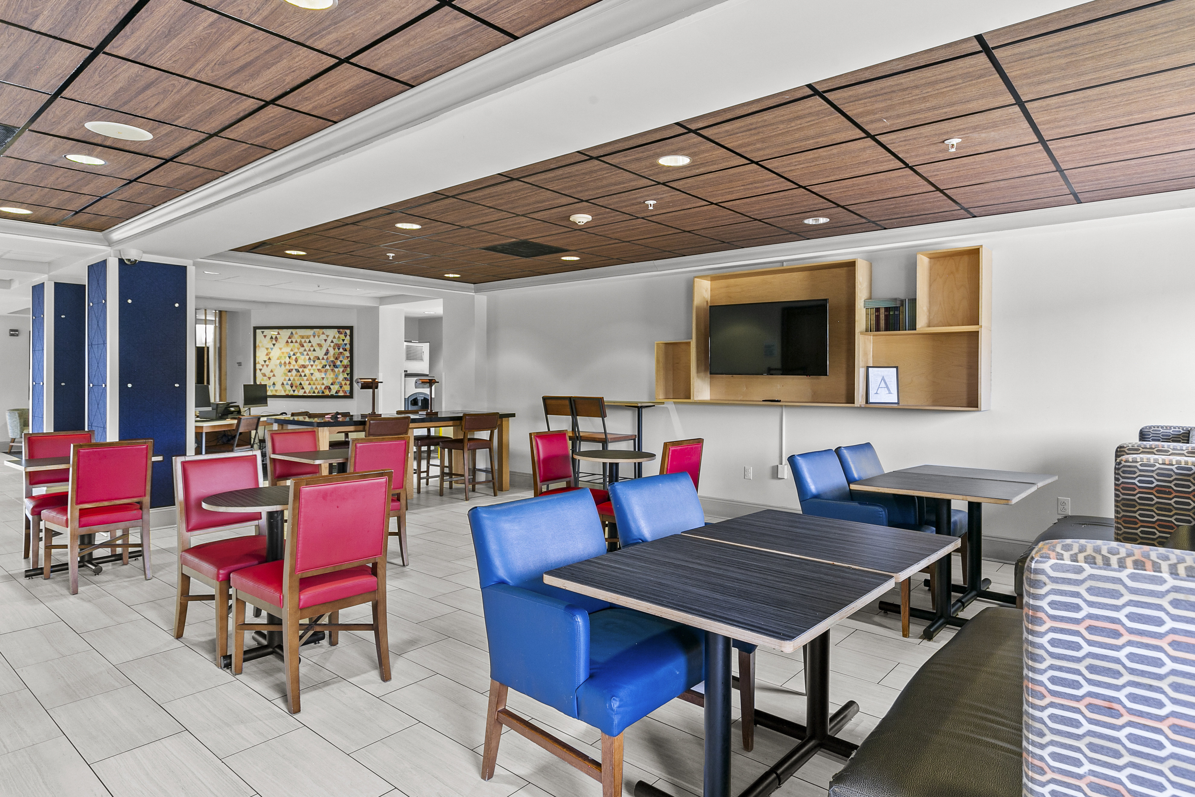 Holiday Inn Express Hotel & Suites