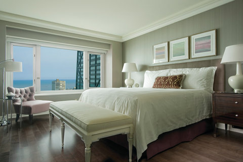 Hypoallergenic Lake-View Room