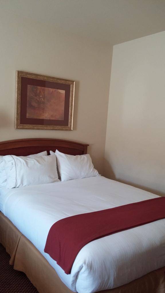 HOLIDAY INN EXP STES CEDAR CIT
