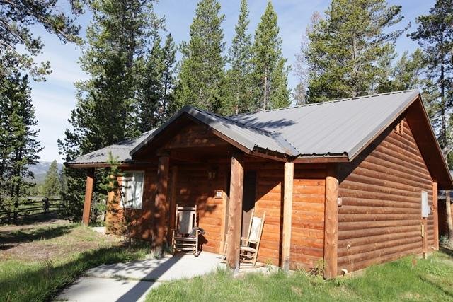 Headwaters Lodge & Cabins at Flagg Ranch