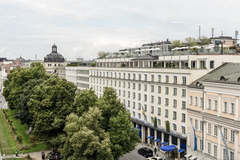 Außenansicht des Hotels vom Promenadeplatz