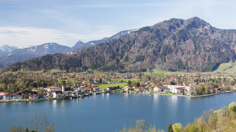 Hotel-Außenansicht im Frühling