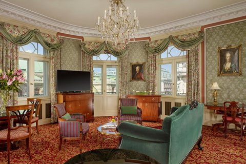 Opera Suite Green Livingroom